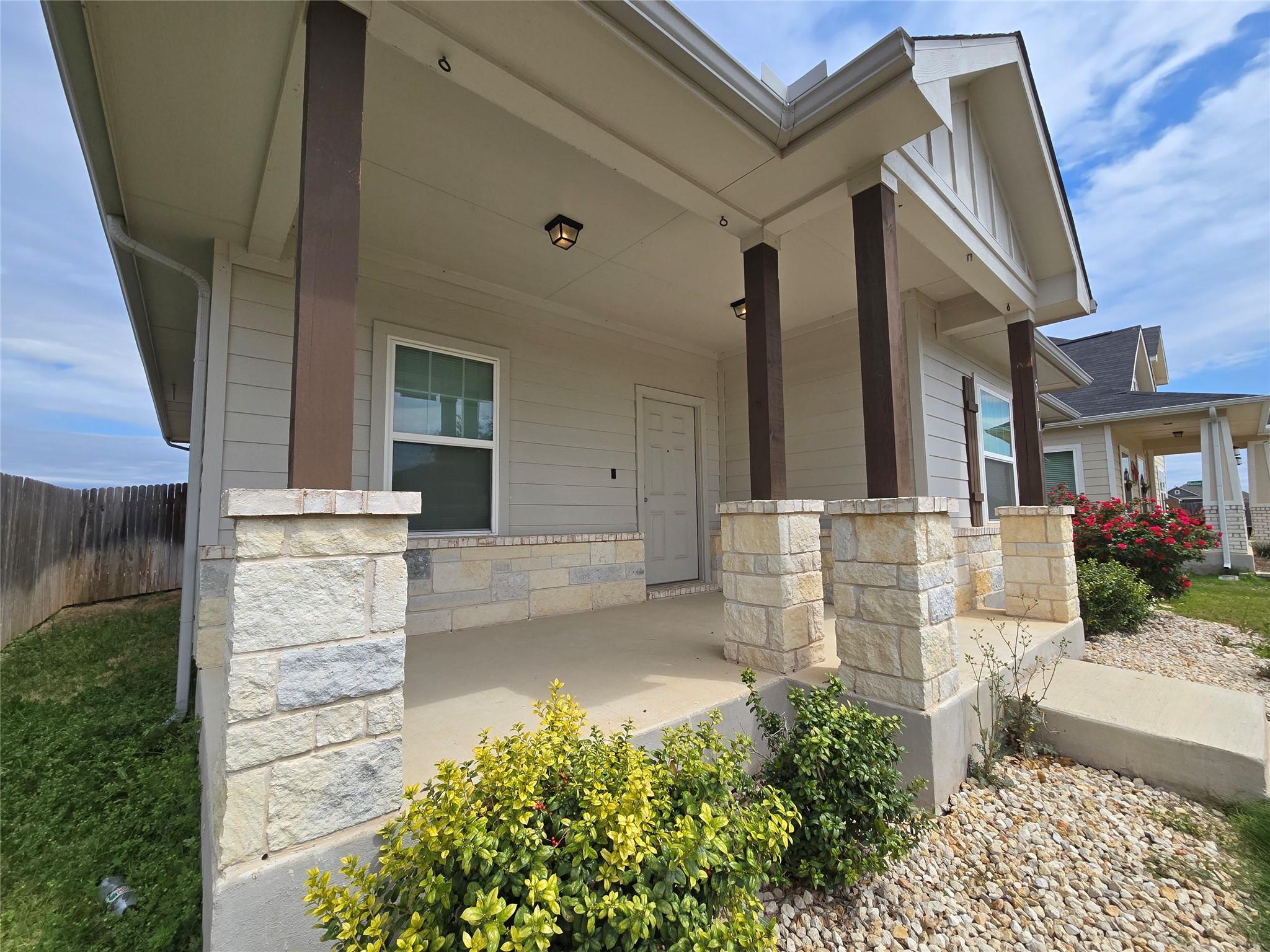 511 Pulitzer Dr, Hutto, TX 78634