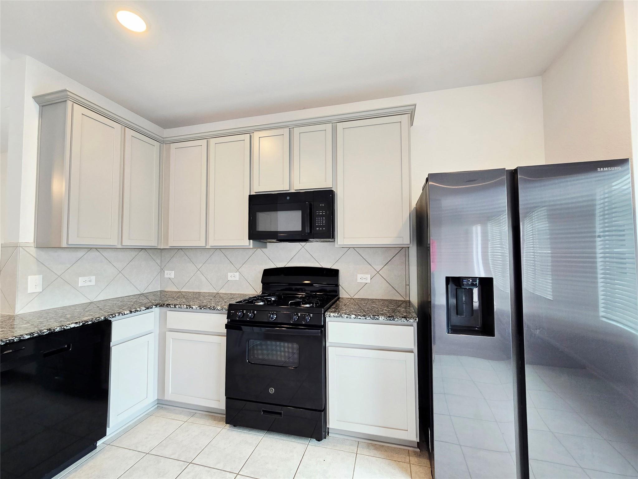 511 Pulitzer Dr, Hutto, TX 78634