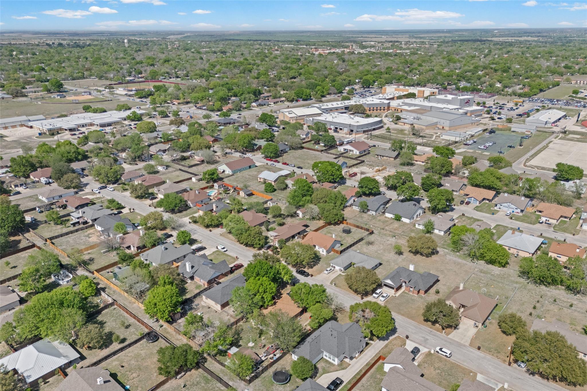 911 Crockett St, Lockhart, TX 78644