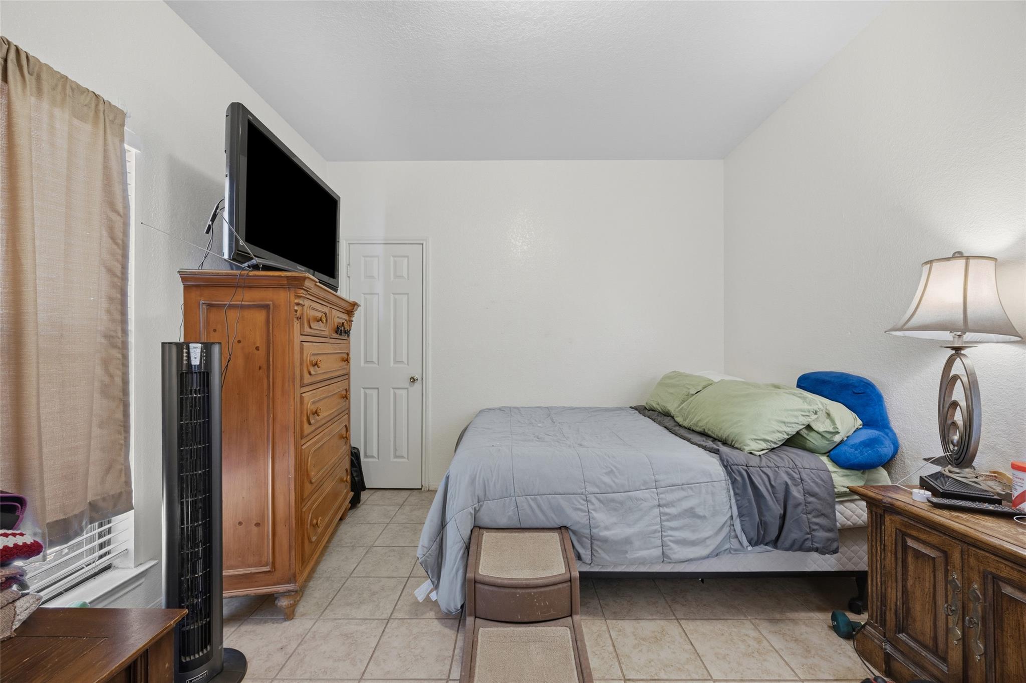 911 Crockett St, Lockhart, TX 78644