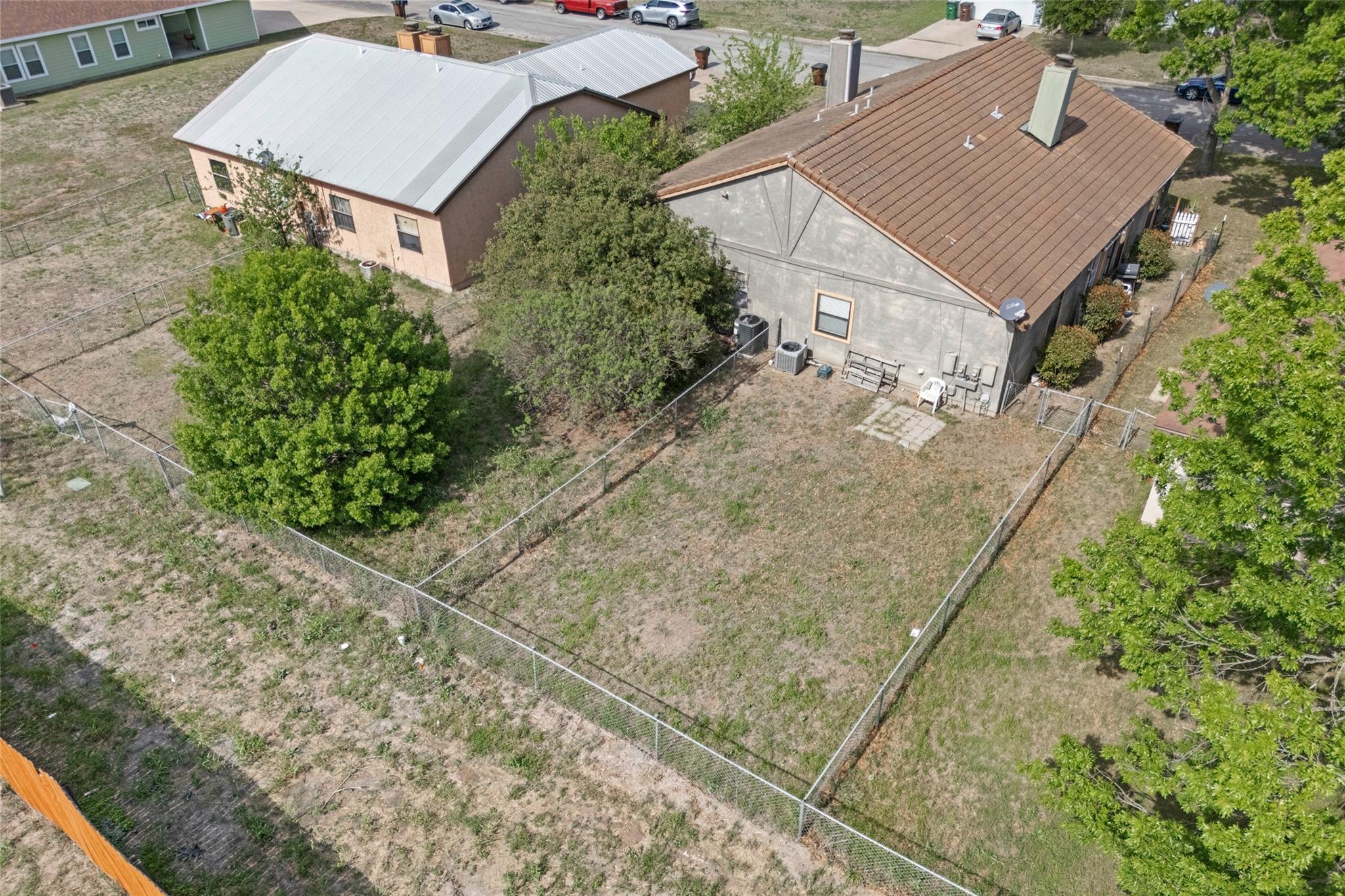 911 Crockett St, Lockhart, TX 78644