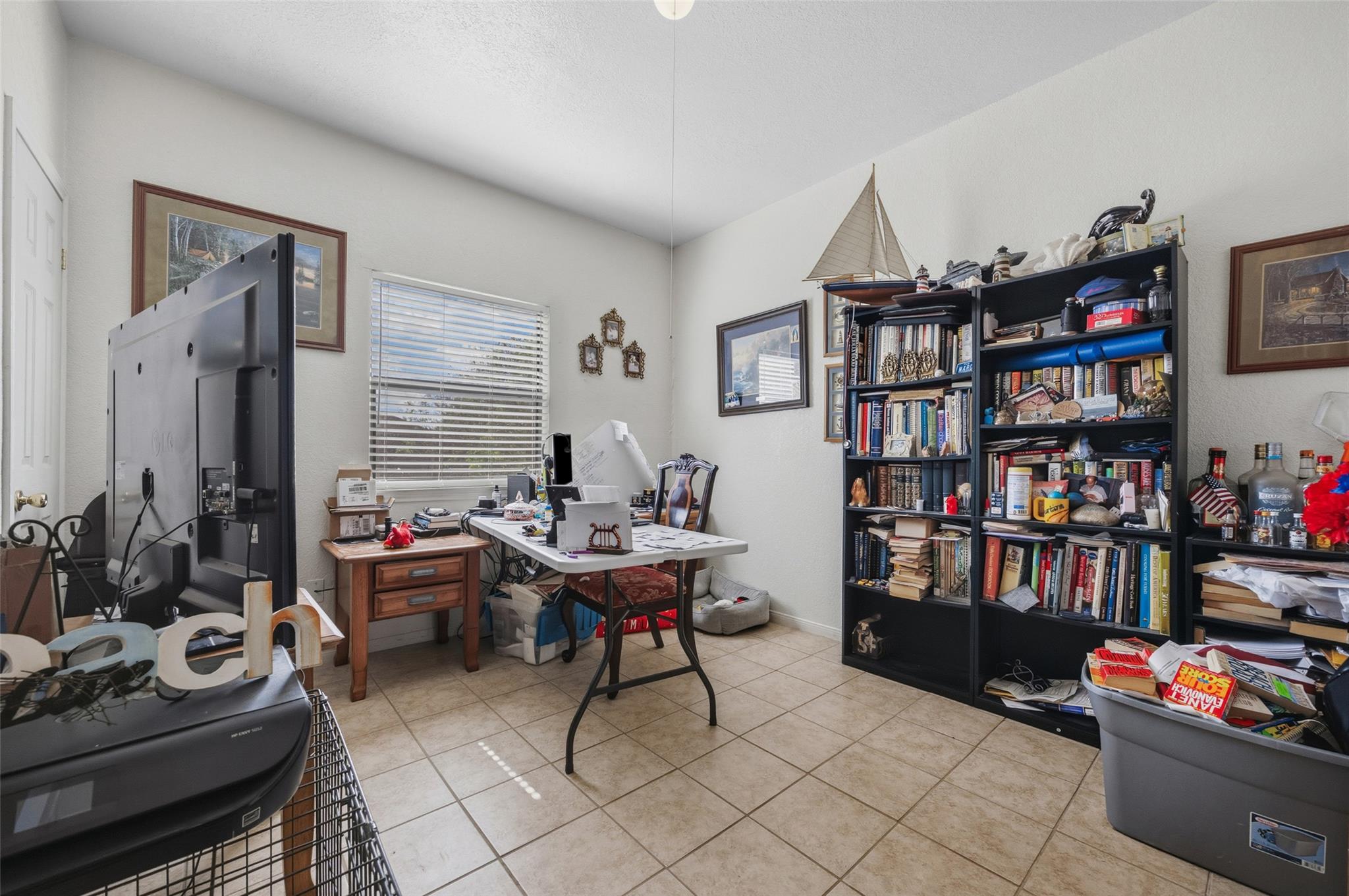 911 Crockett St, Lockhart, TX 78644