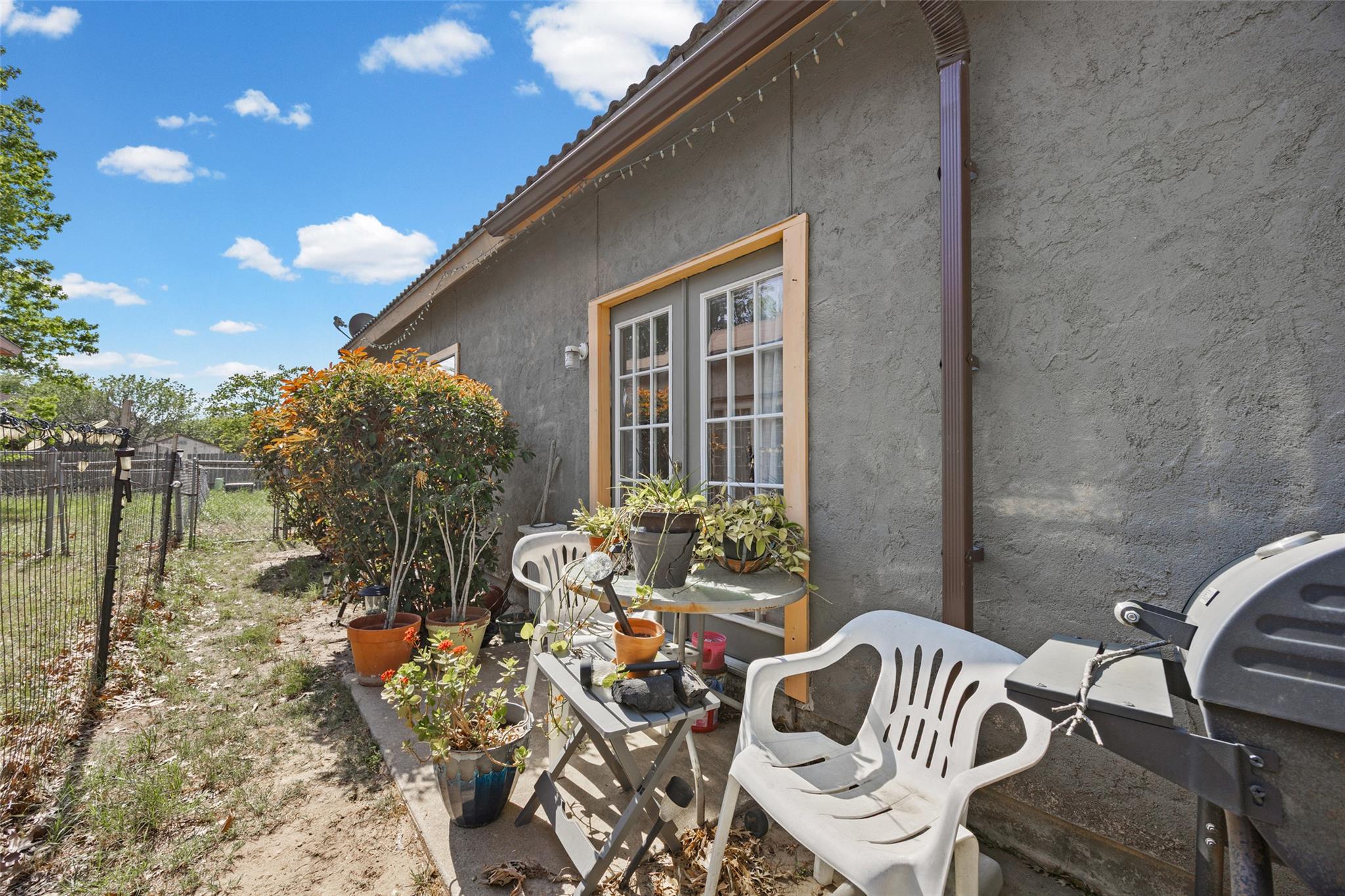 911 Crockett St, Lockhart, TX 78644