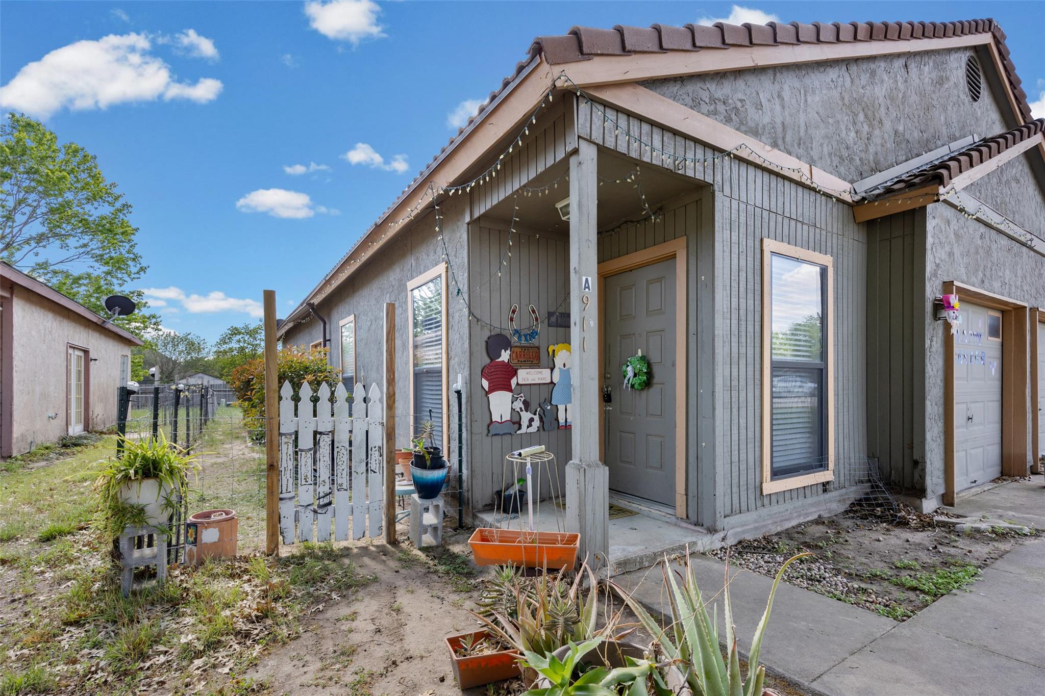 911 Crockett St, Lockhart, TX 78644