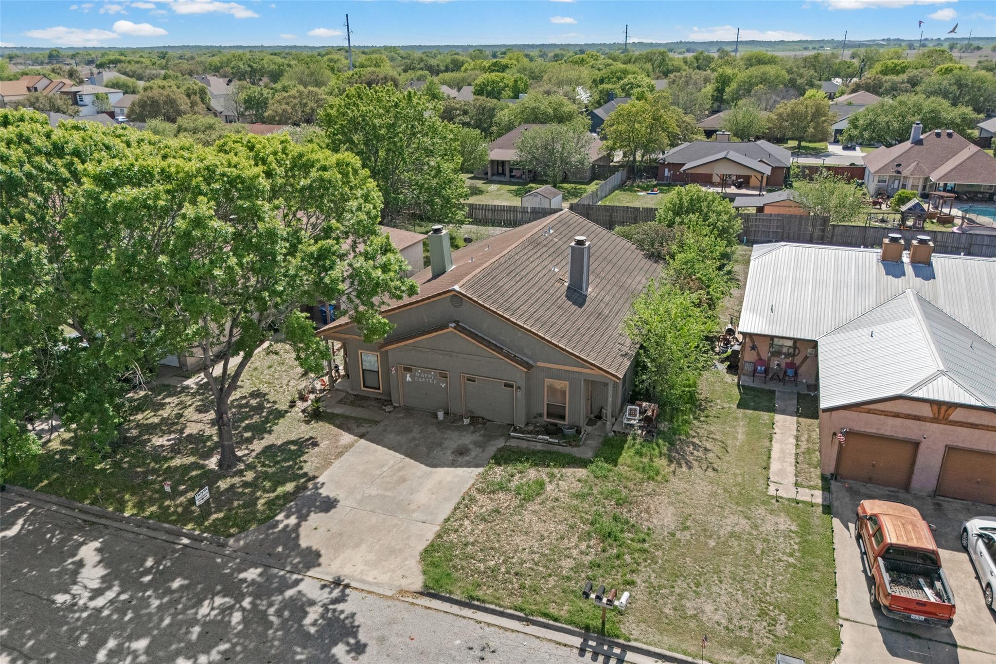 911 Crockett St, Lockhart, TX 78644
