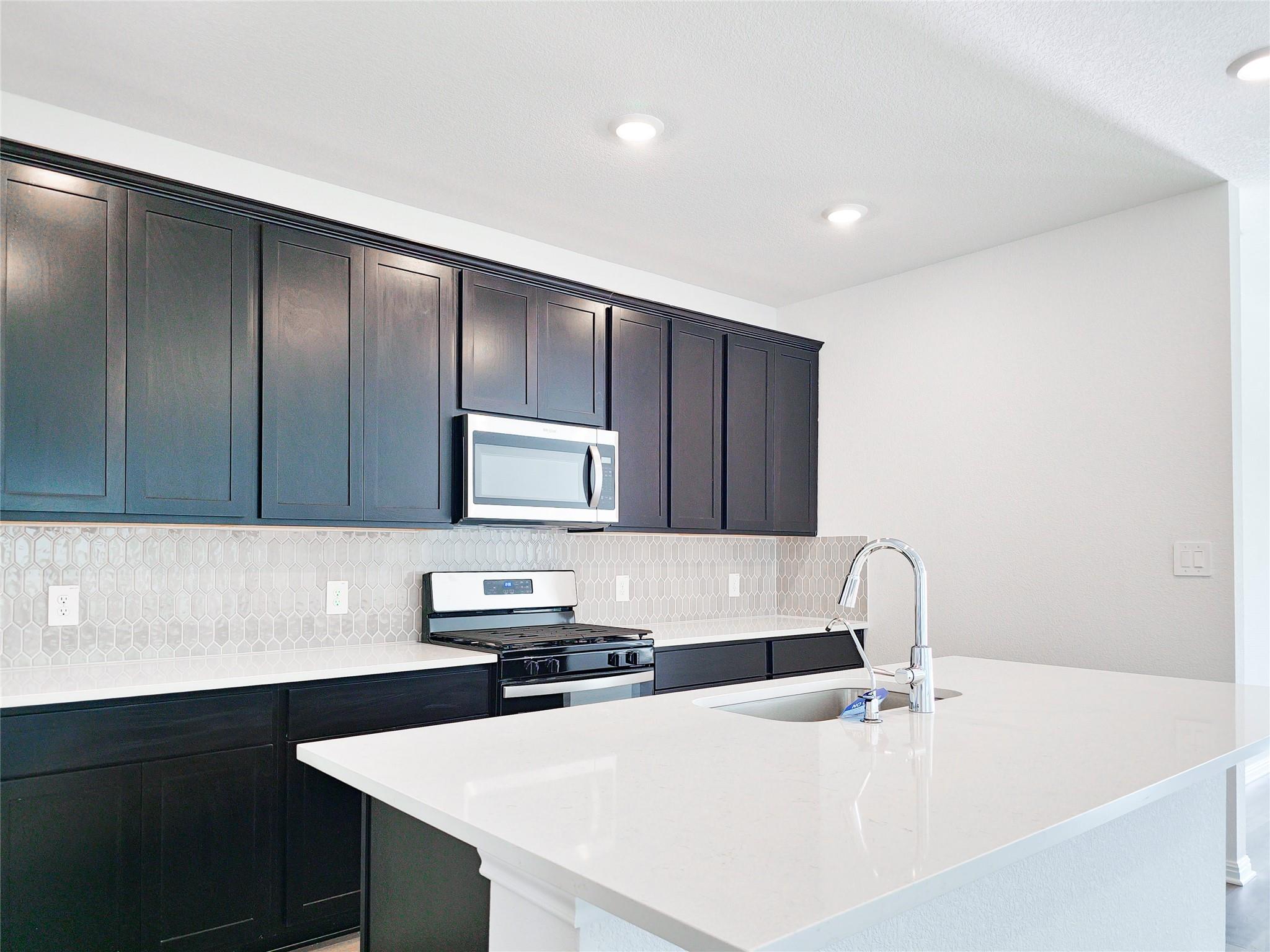 136 Holmby Dr, Hutto, TX 78634