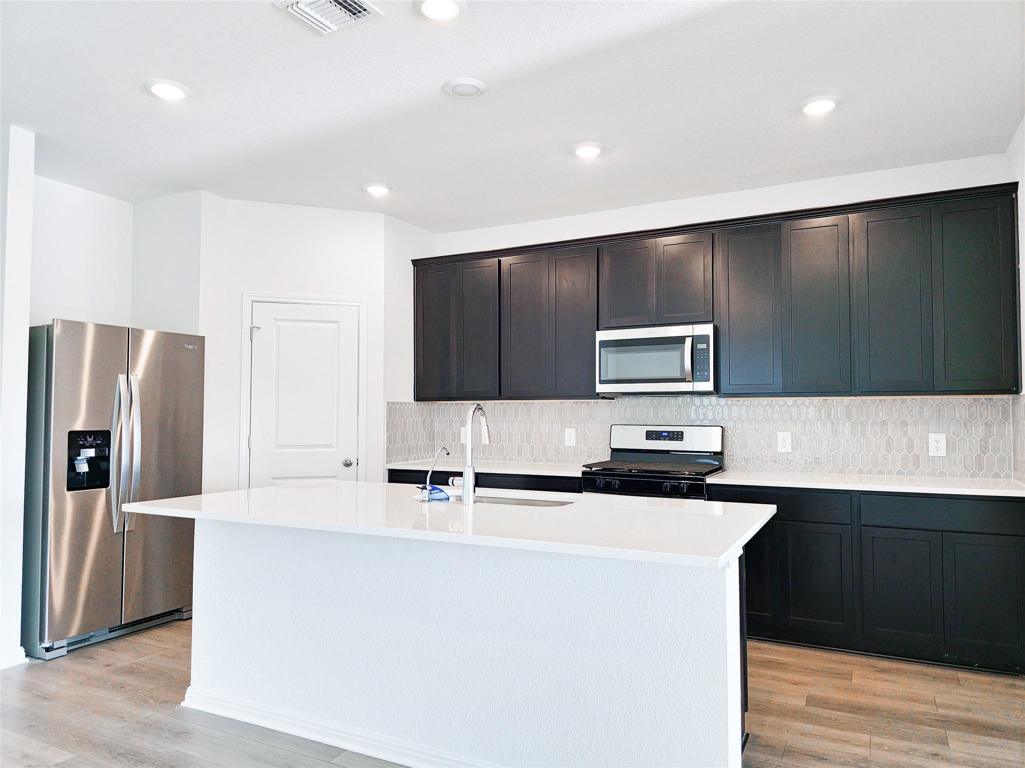 136 Holmby Dr, Hutto, TX 78634