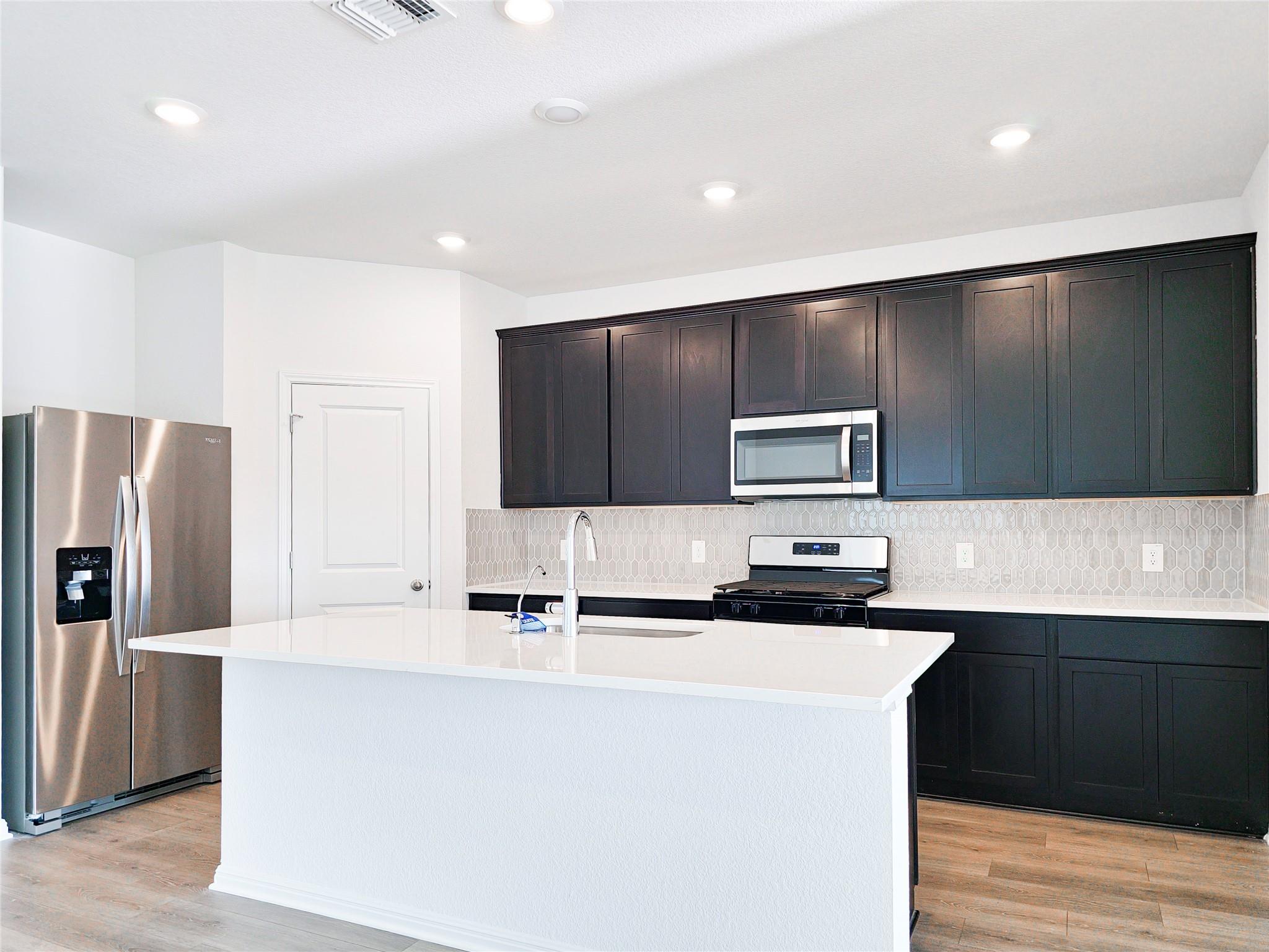 136 Holmby Dr, Hutto, TX 78634