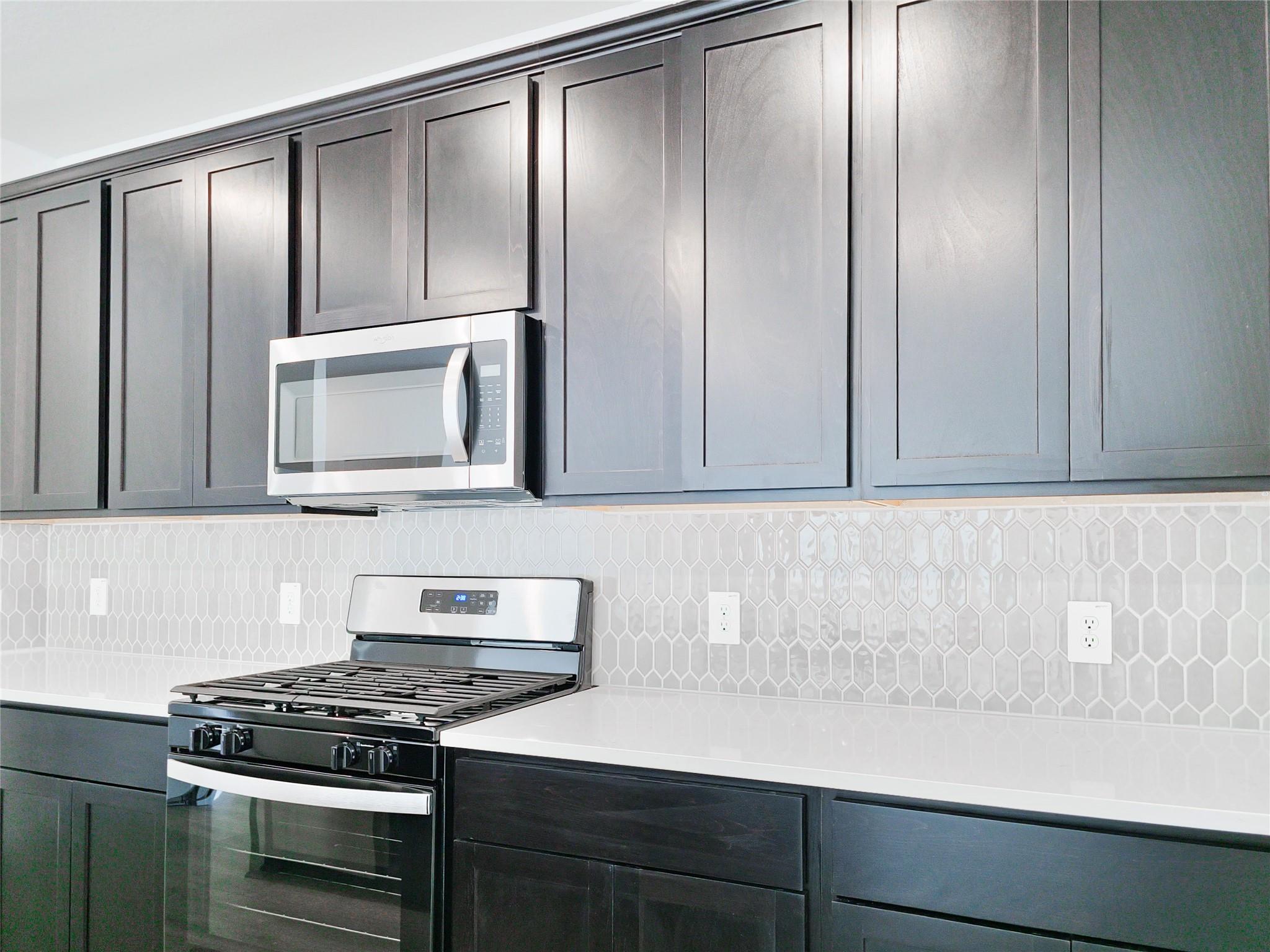 136 Holmby Dr, Hutto, TX 78634