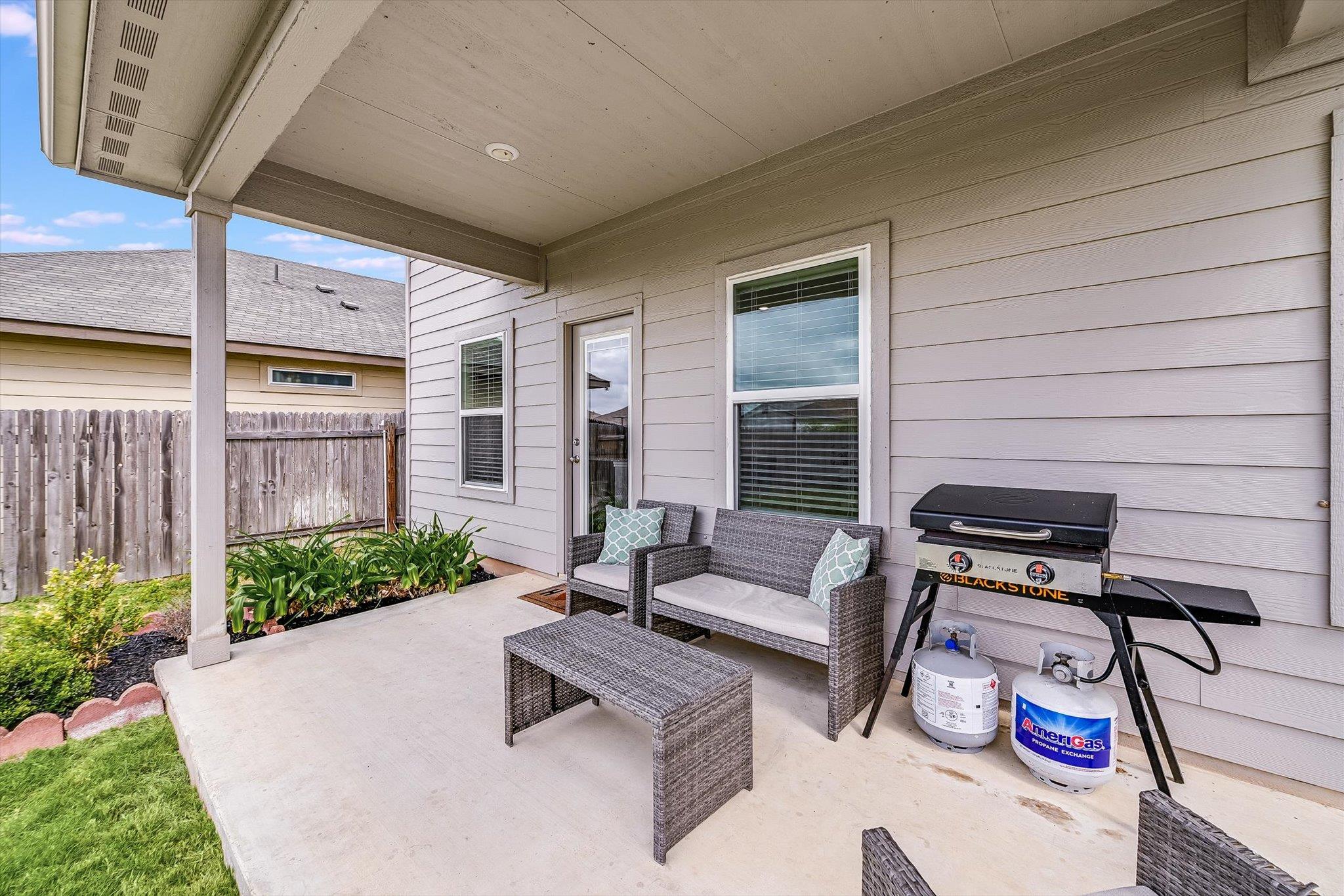 510 Mossy Rock Dr, Hutto, TX 78634