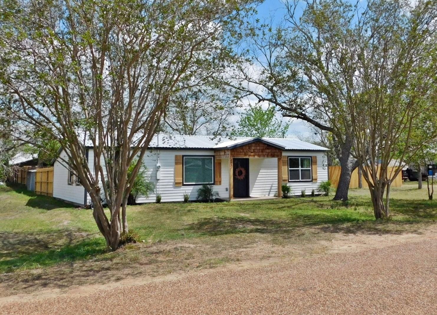 205 E Train St, Ellinger, TX 78938