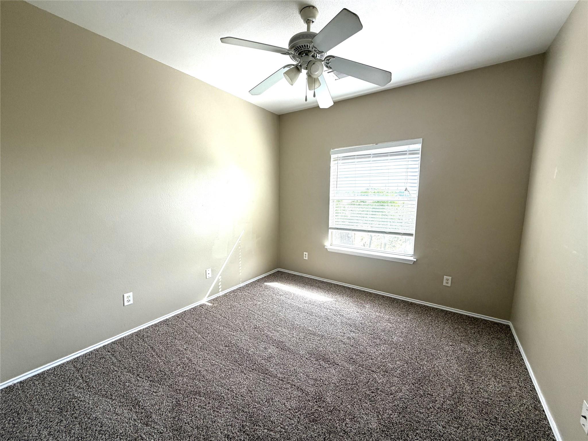 1512 S Medina St, Lockhart, TX 78644