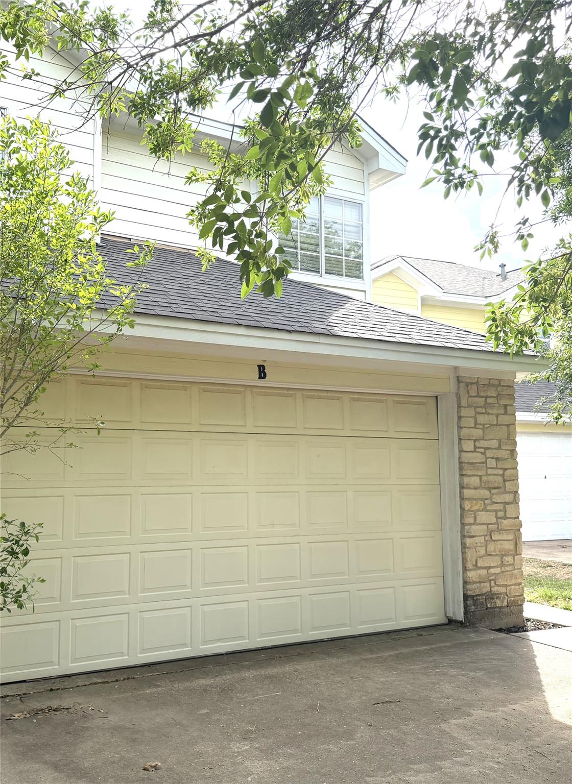 1512 S Medina St, Lockhart, TX 78644