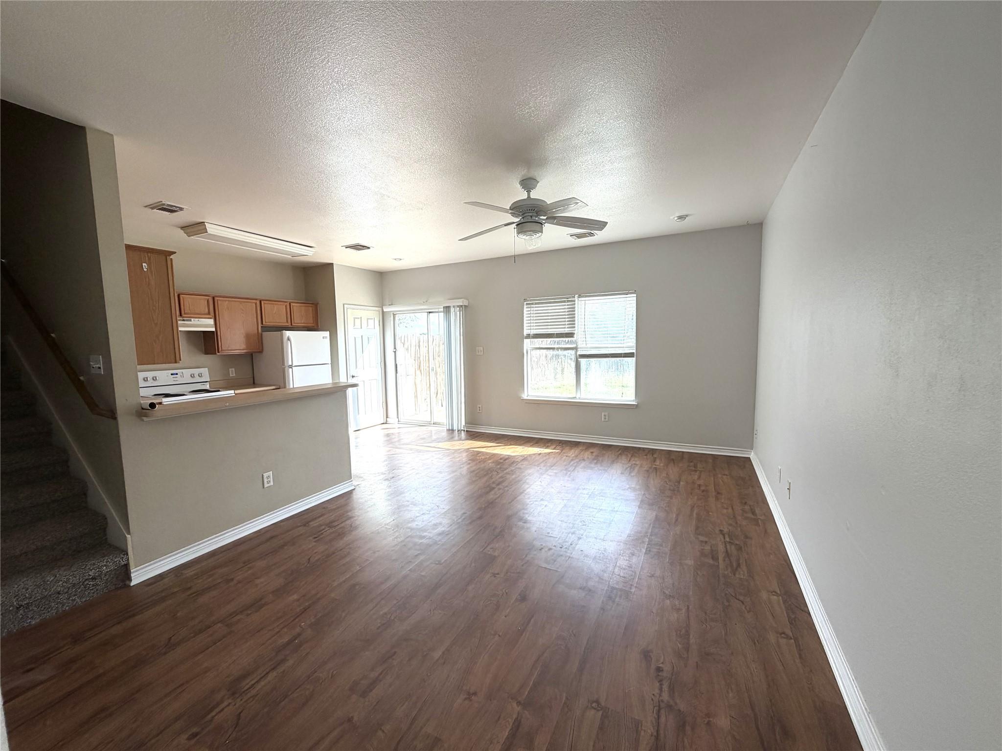 1512 S Medina St, Lockhart, TX 78644