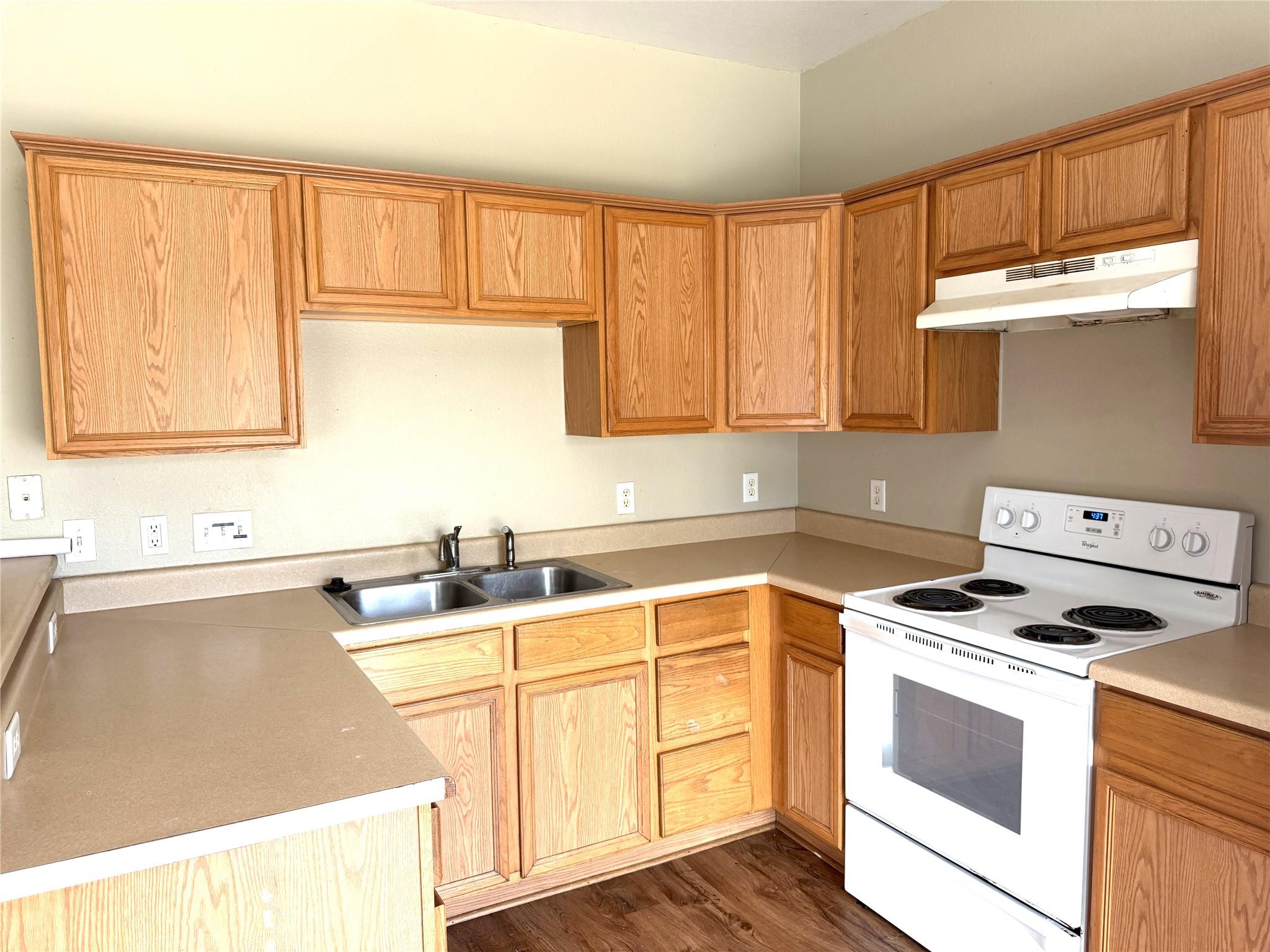 1512 S Medina St, Lockhart, TX 78644