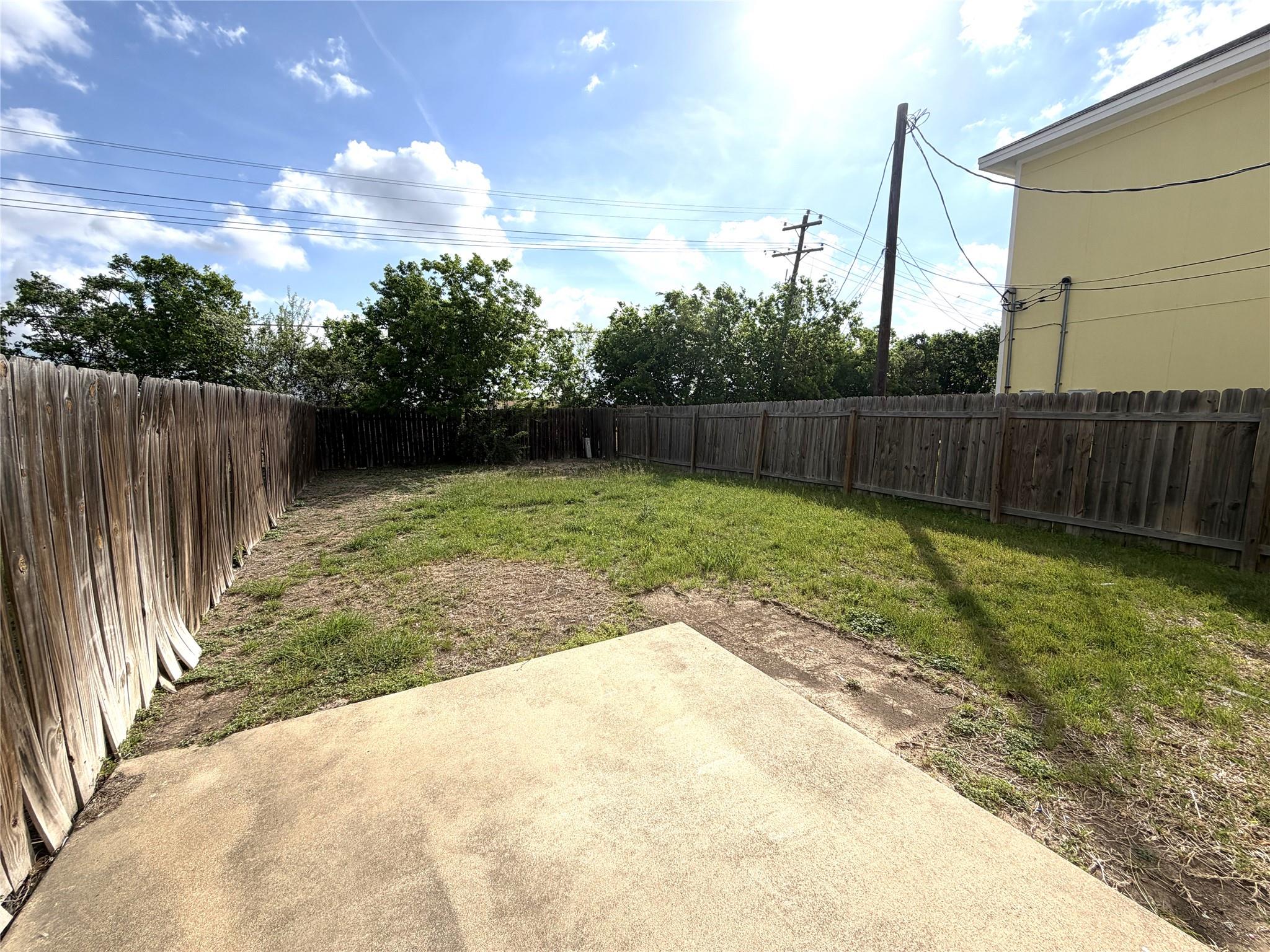 1512 S Medina St, Lockhart, TX 78644