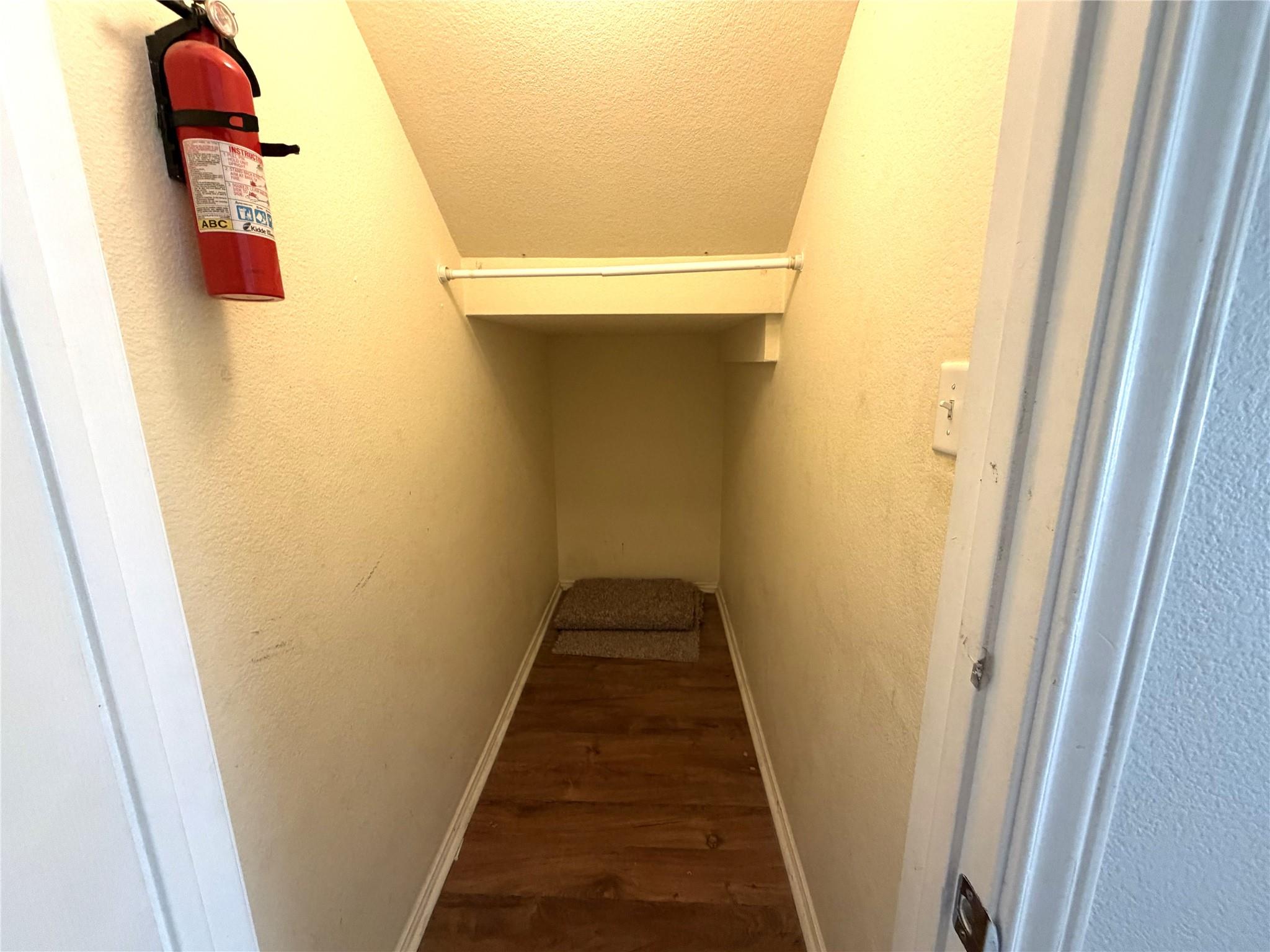 1512 S Medina St, Lockhart, TX 78644