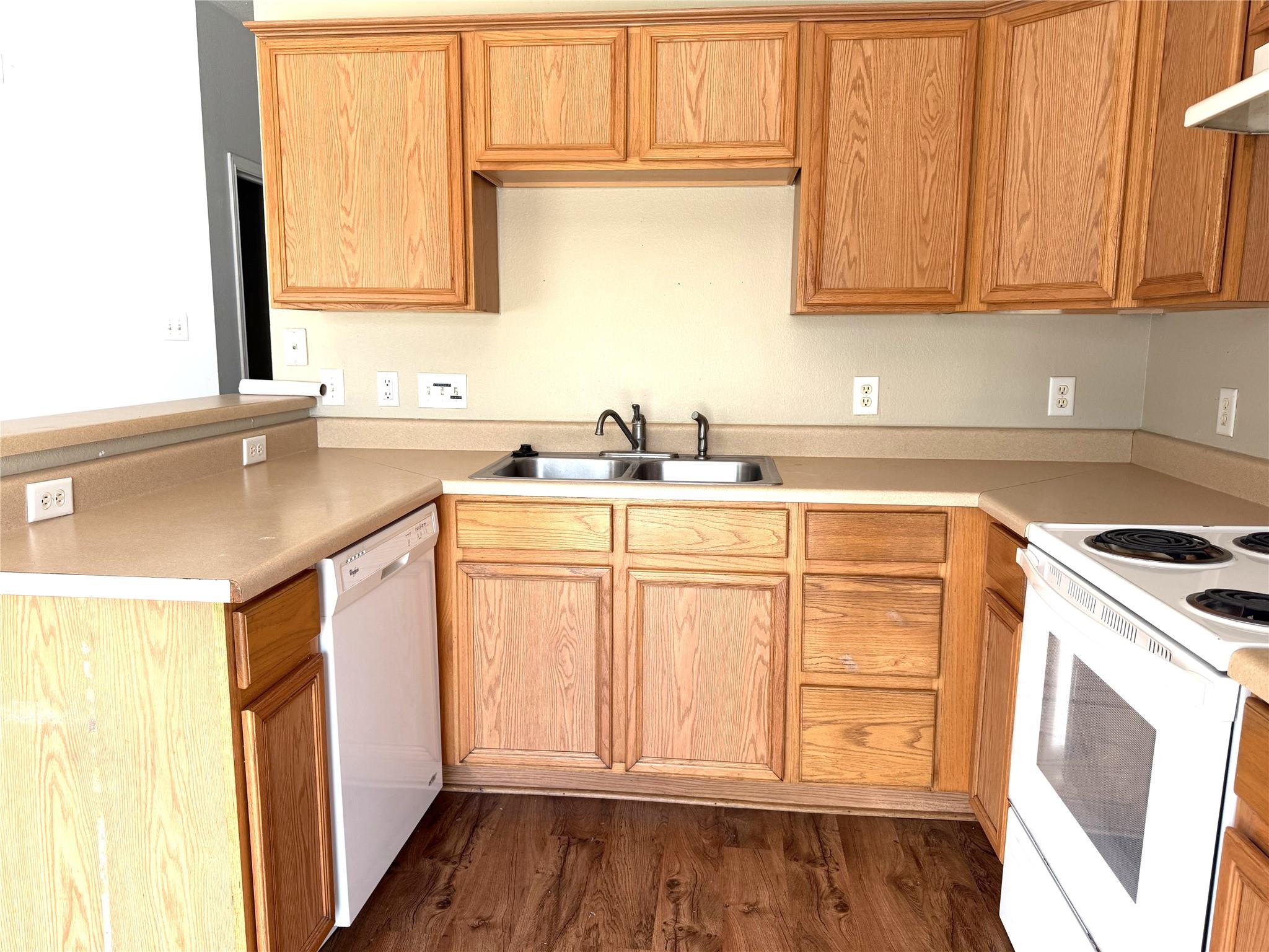 1512 S Medina St, Lockhart, TX 78644