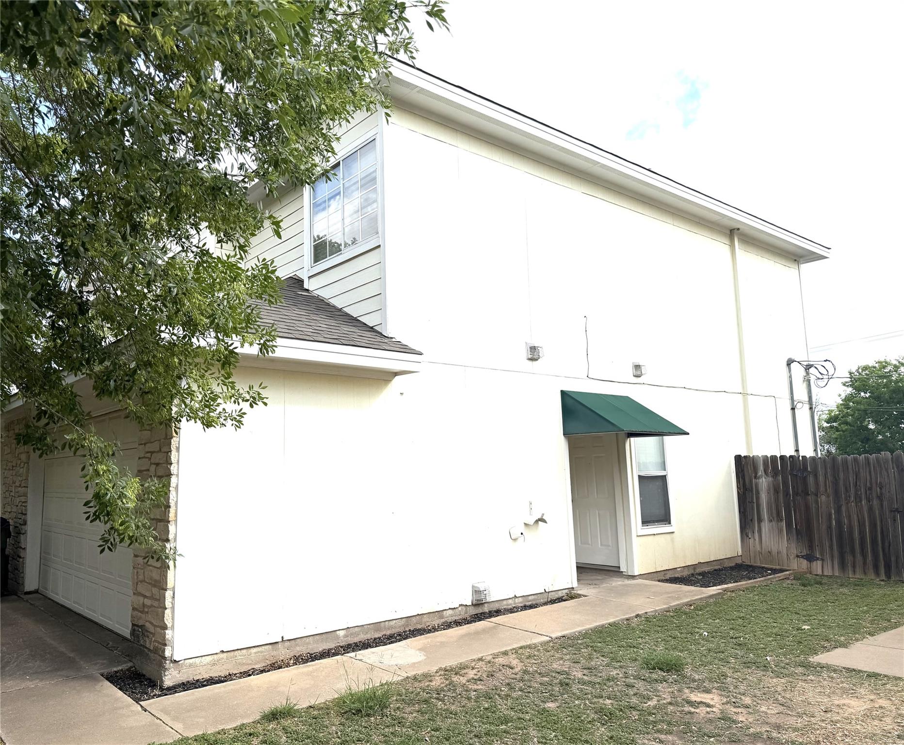 1512 S Medina St, Lockhart, TX 78644