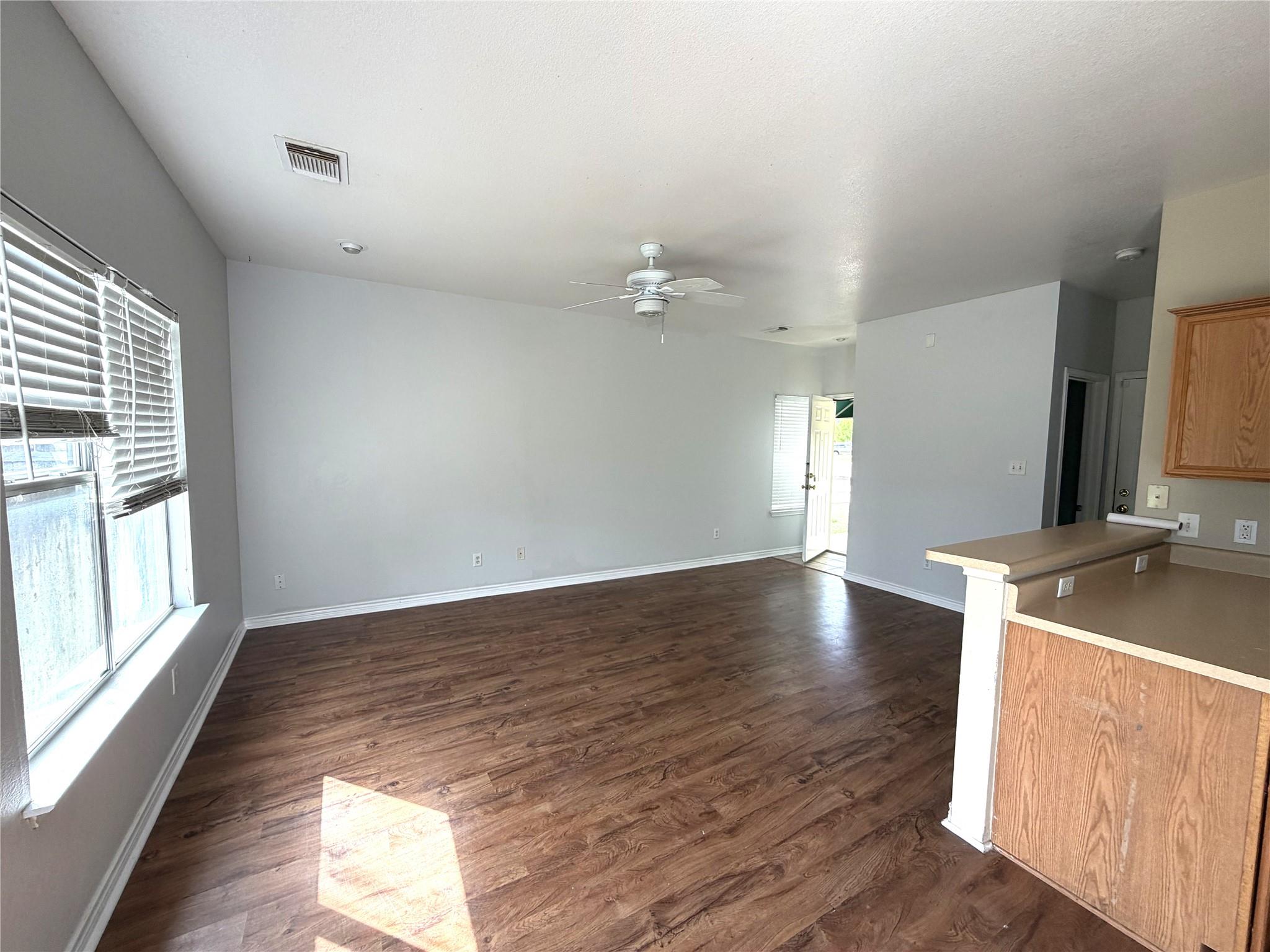 1512 S Medina St, Lockhart, TX 78644