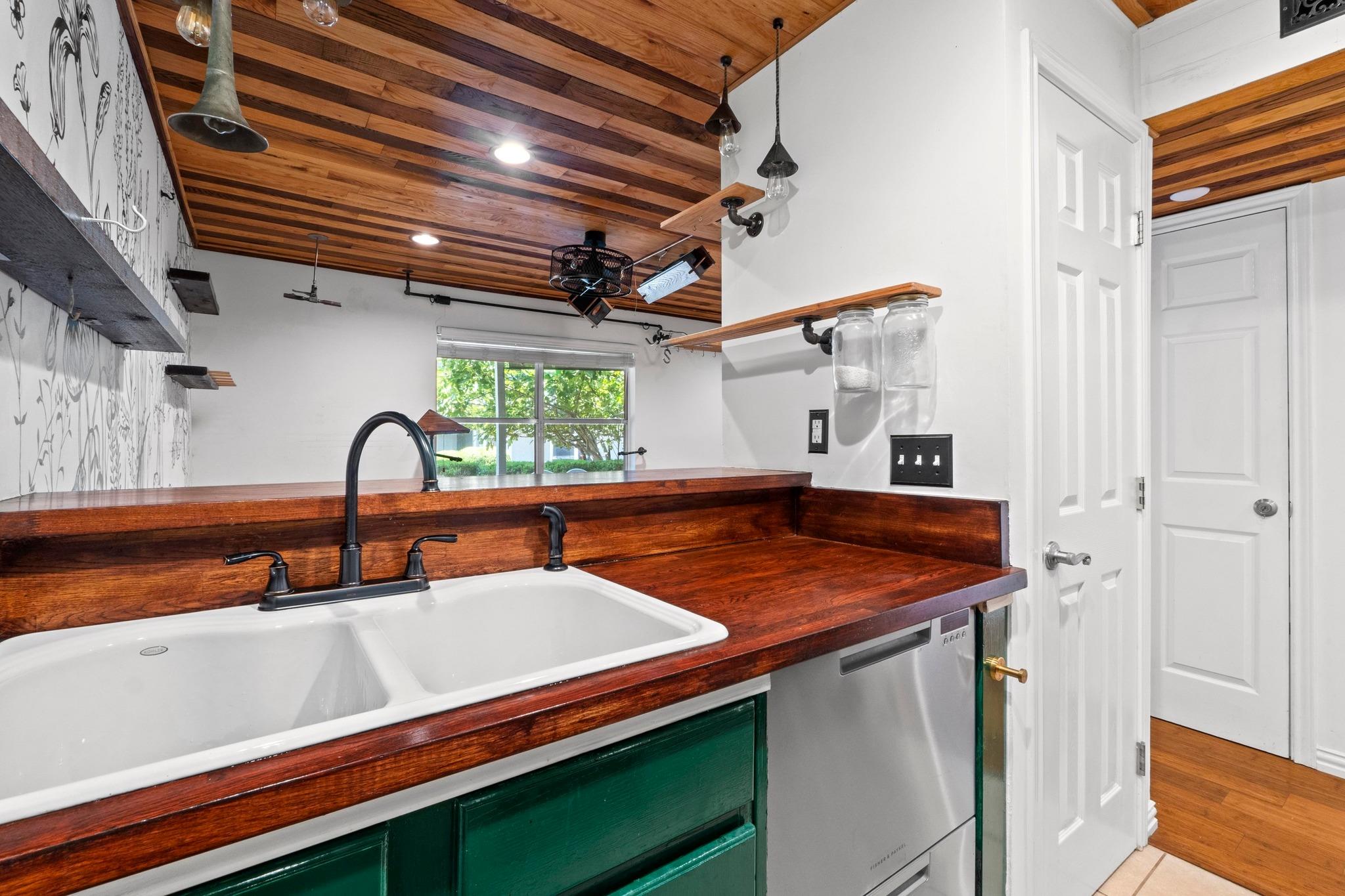 2450 Ashdale Dr # D-106, Austin, TX 78757