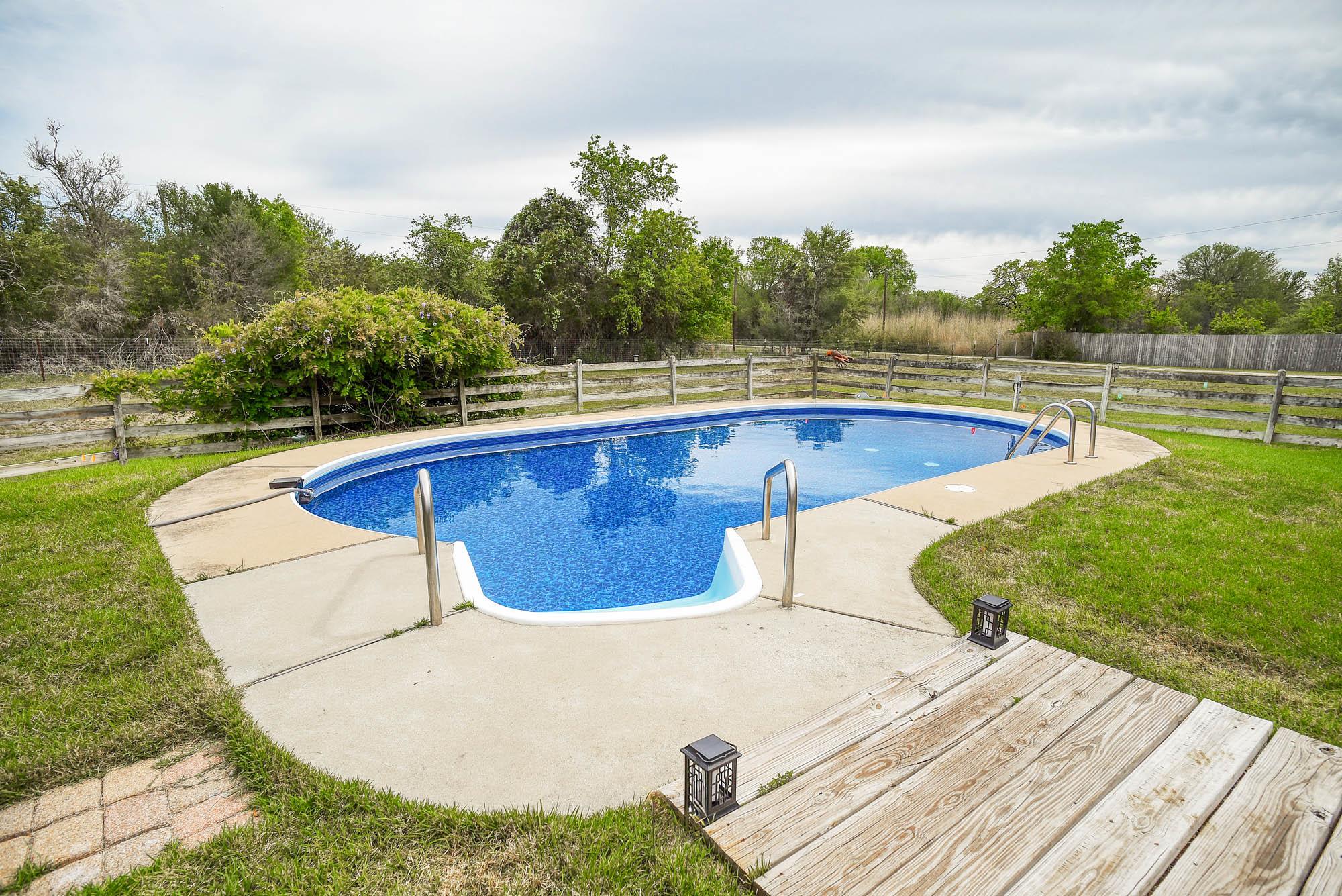 358 Lower Red Rock Rd, Bastrop, TX 78602