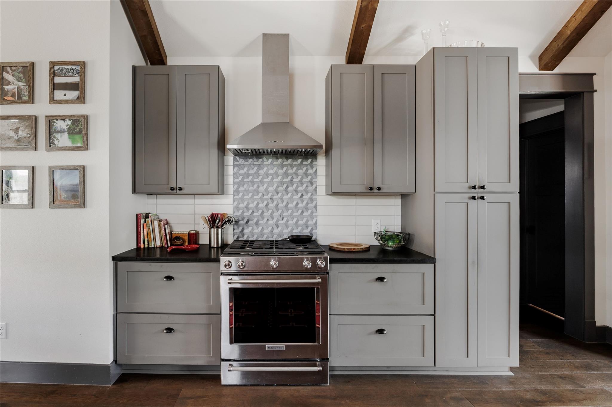 1910 Holly St, Austin, TX 78702