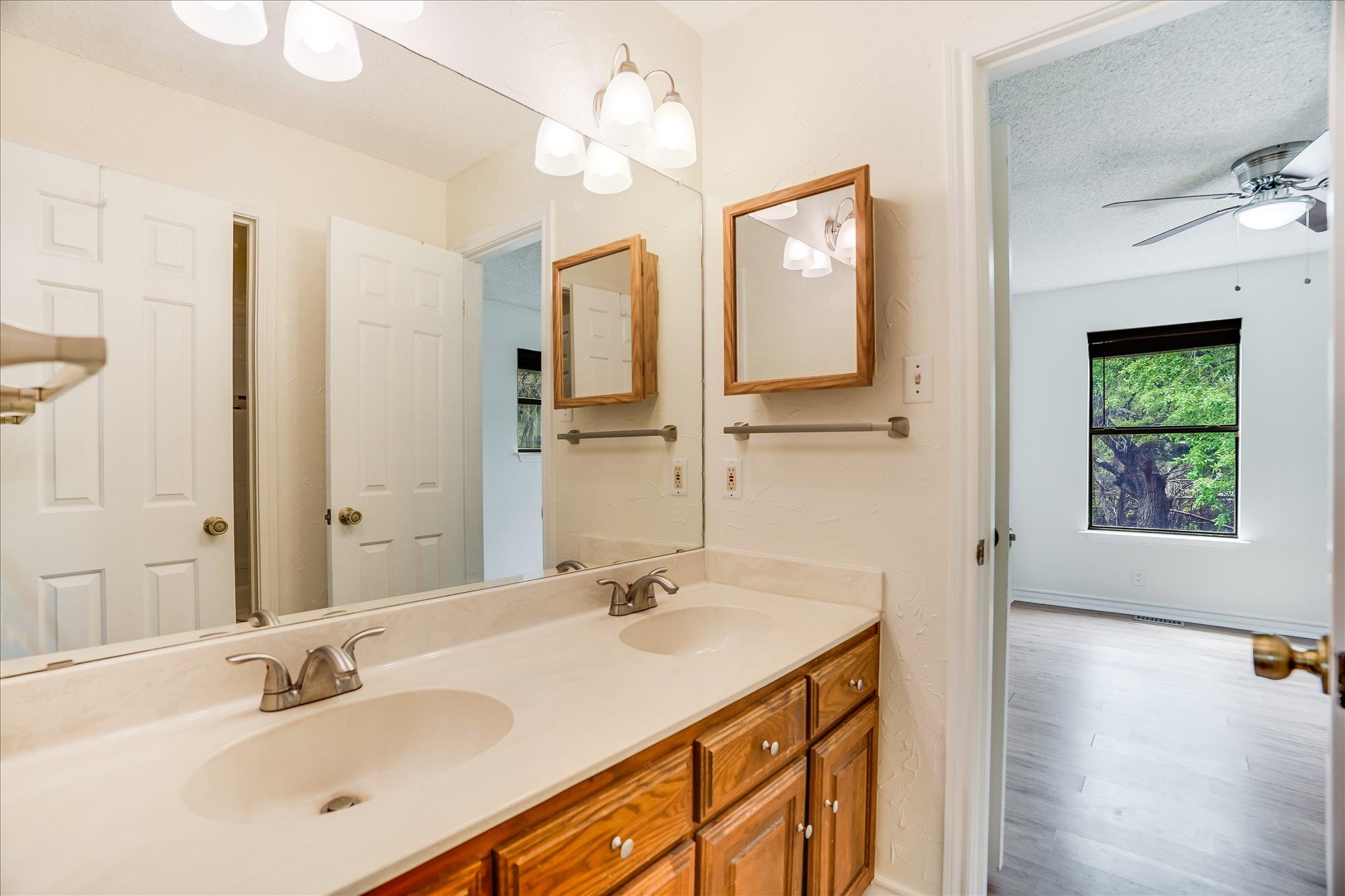 105 Fallbrook Ct, Lakeway, TX 78734