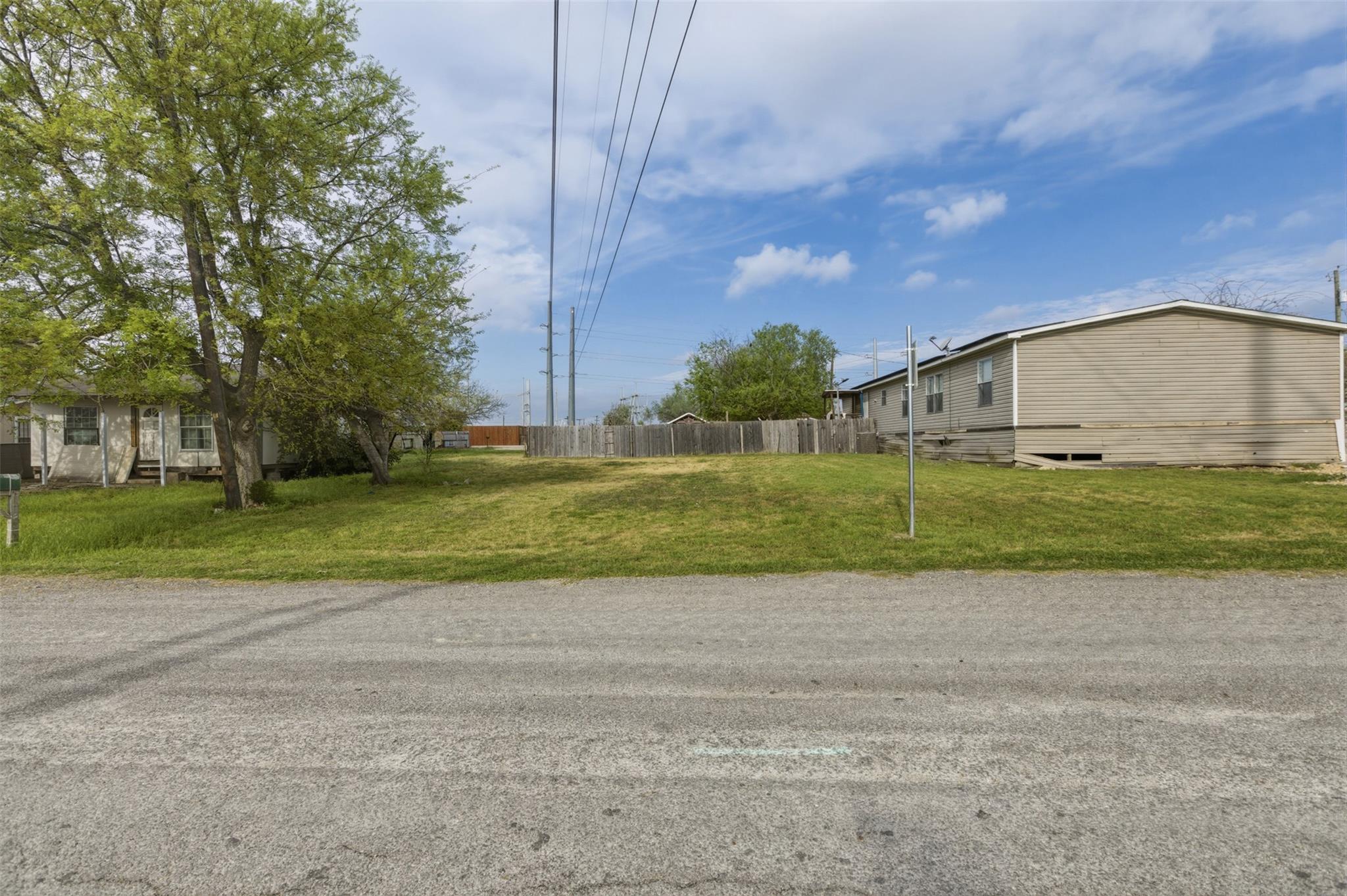 104 Royal St, Taylor, TX 76574