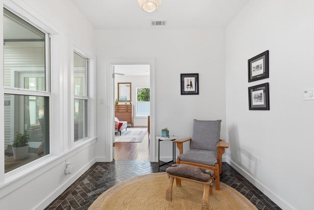 2411 E 10th St, Austin, TX 78702