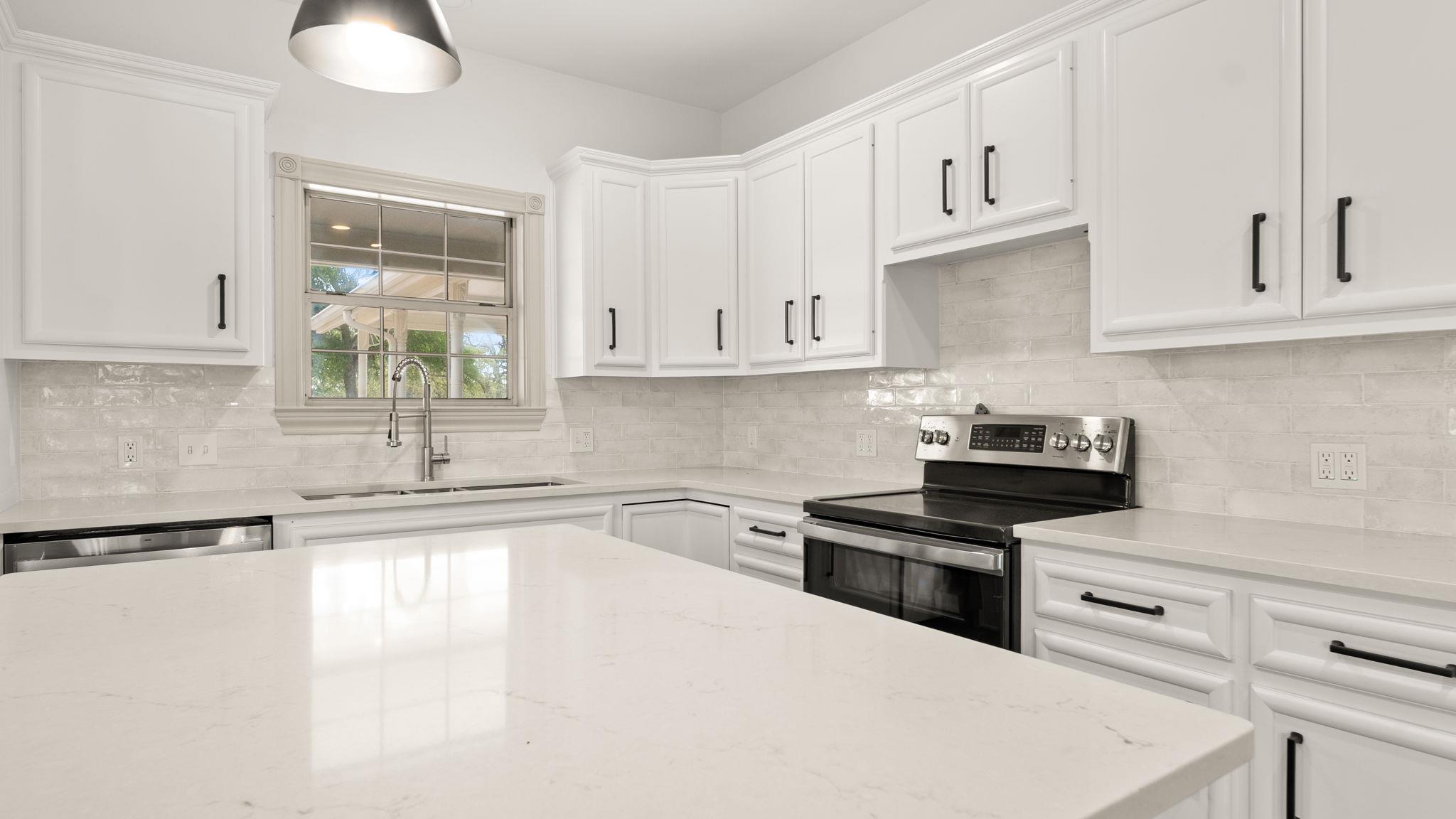 2205 S US Highway 77, Giddings, TX 78942