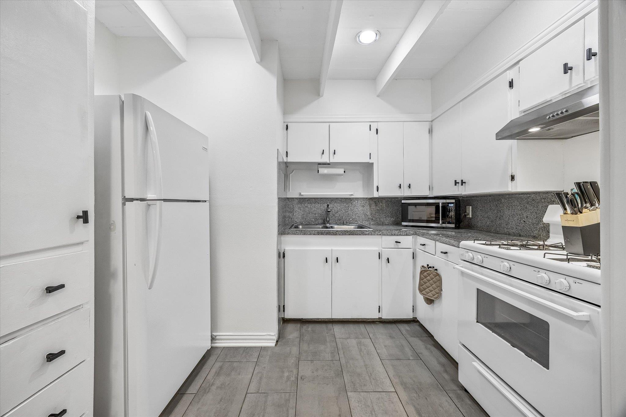 211 Lessin Ln # B, Austin, TX 78704