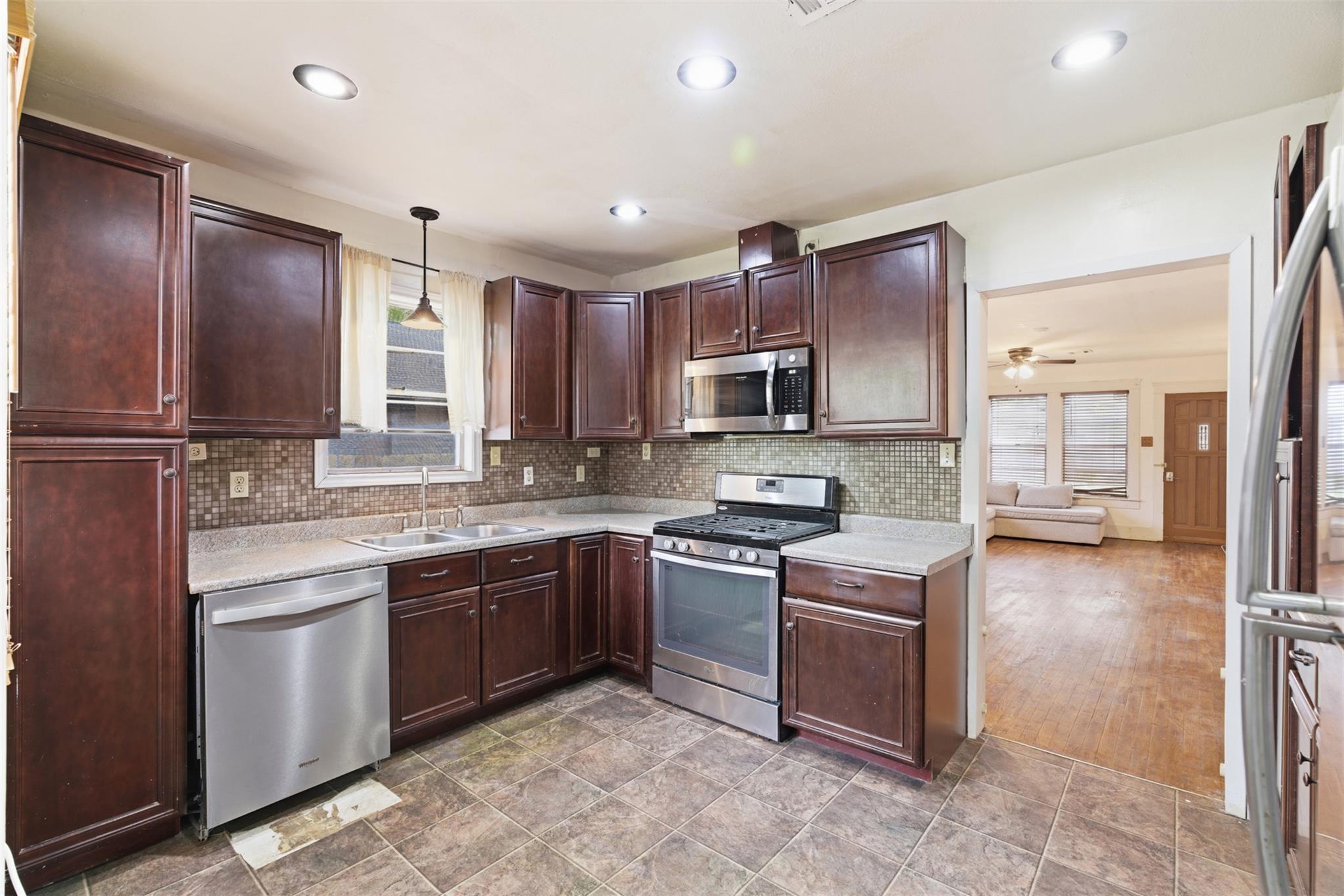 407 Westward St, Rockdale, TX 76567