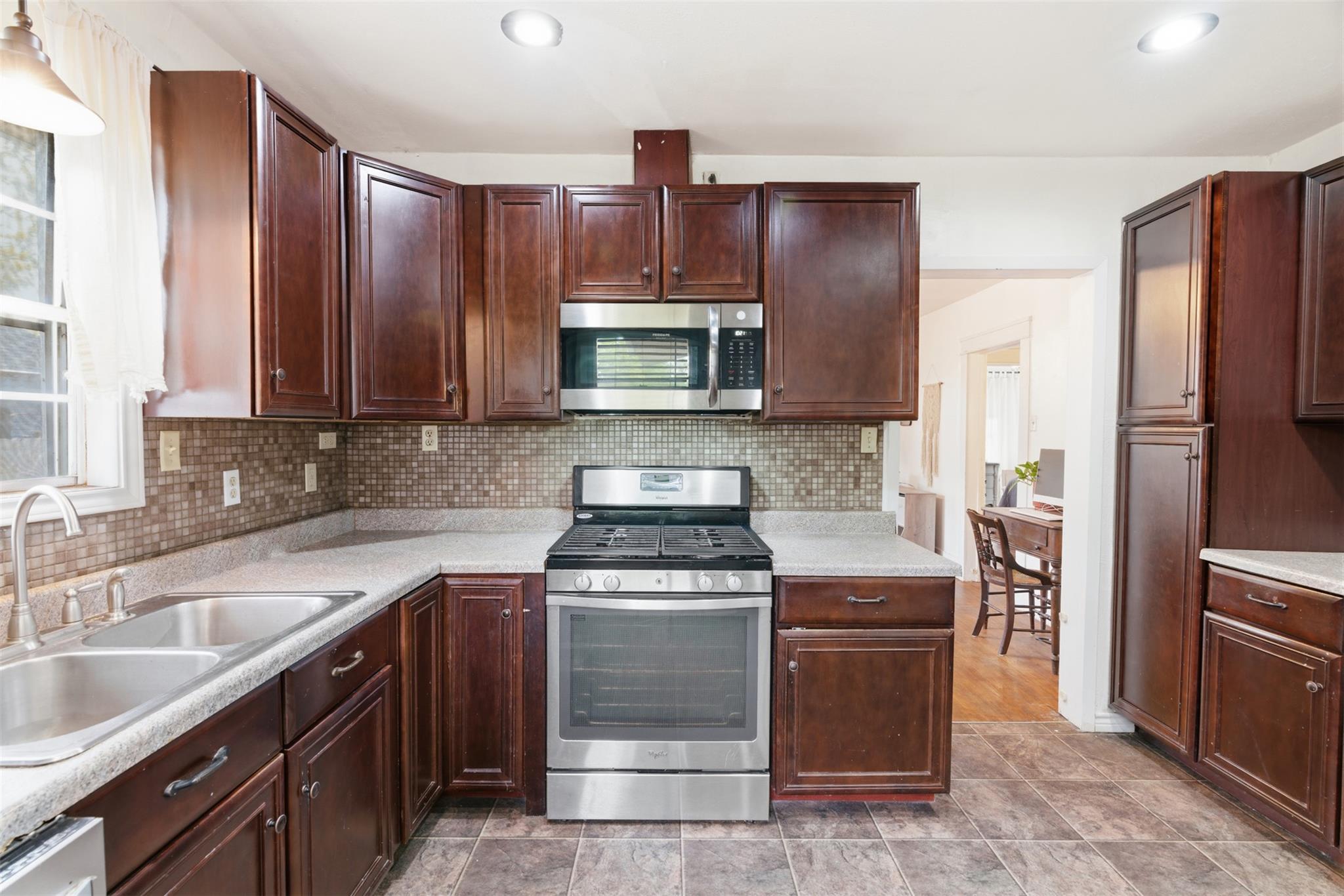 407 Westward St, Rockdale, TX 76567