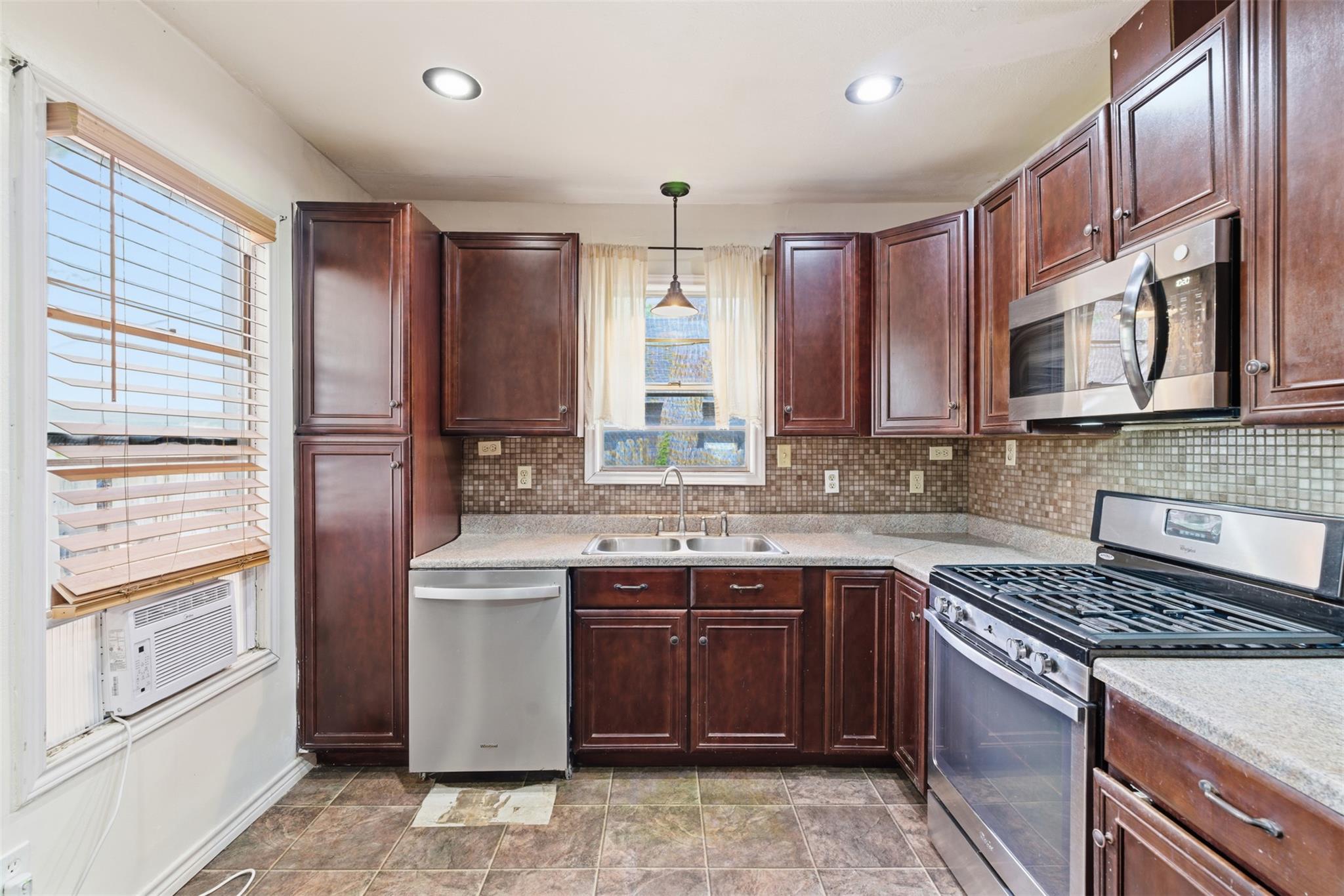 407 Westward St, Rockdale, TX 76567