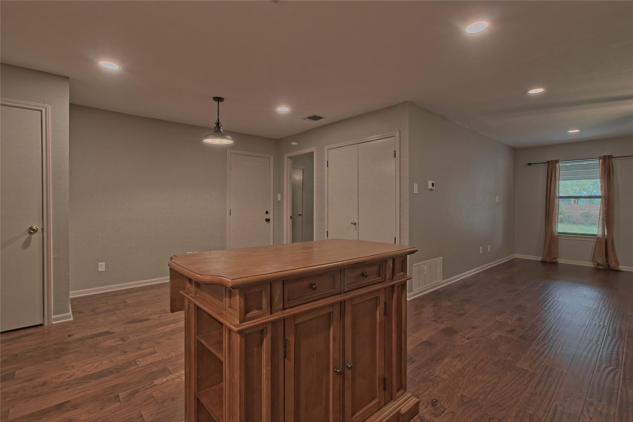 1102 Fowzer St E, Taylor, TX 76574