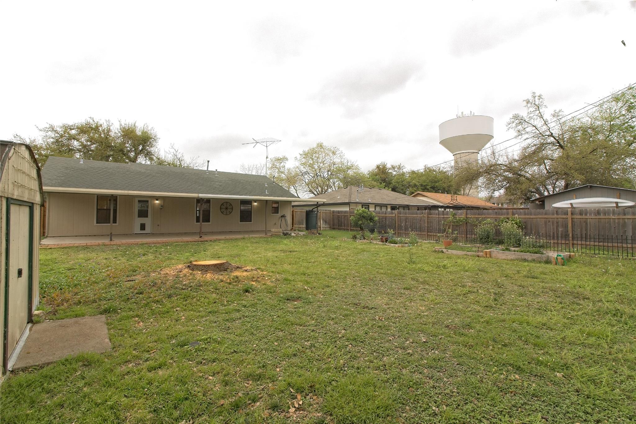 1102 Fowzer St E, Taylor, TX 76574