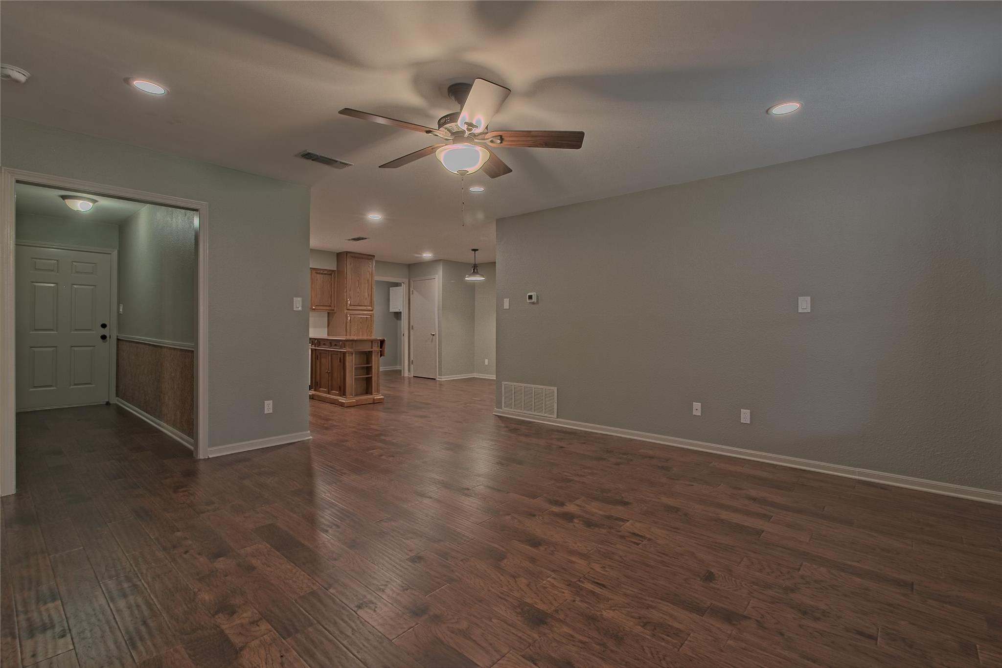 1102 Fowzer St E, Taylor, TX 76574