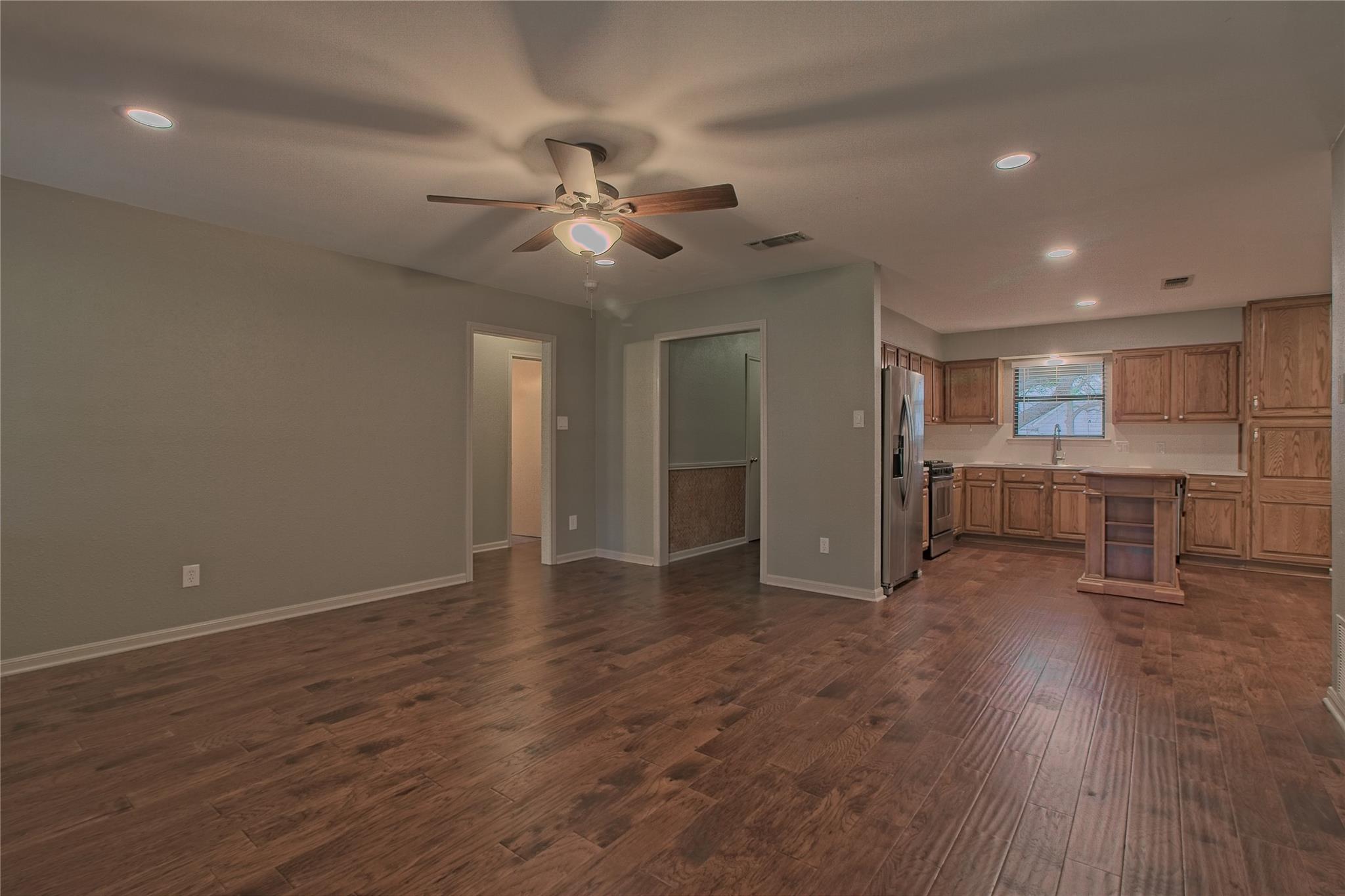 1102 Fowzer St E, Taylor, TX 76574