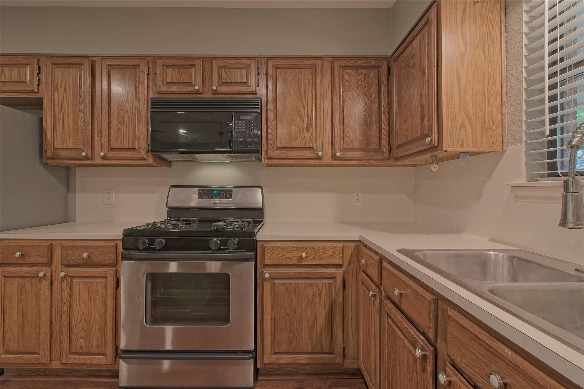 1102 Fowzer St E, Taylor, TX 76574