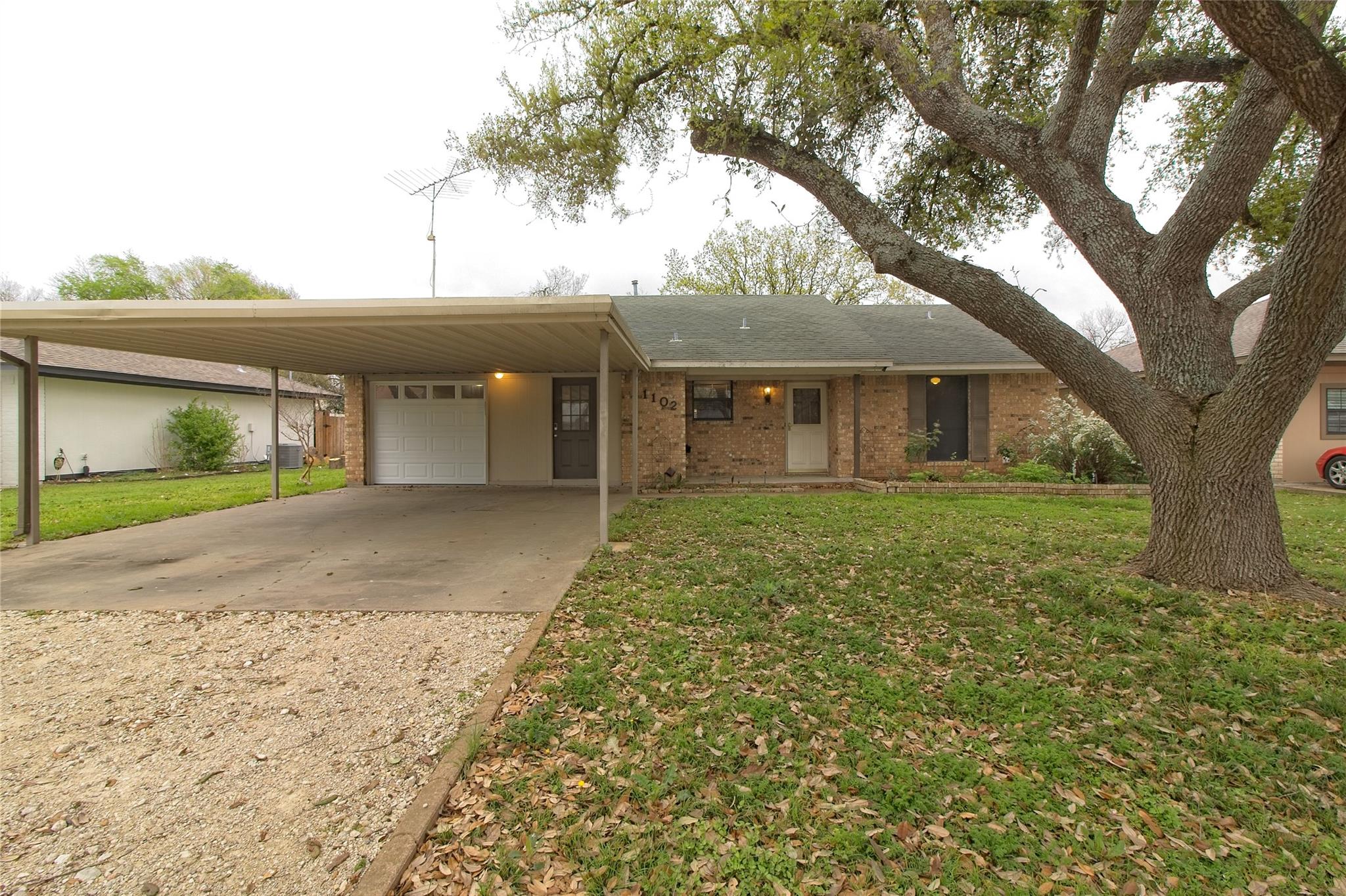 1102 Fowzer St E, Taylor, TX 76574