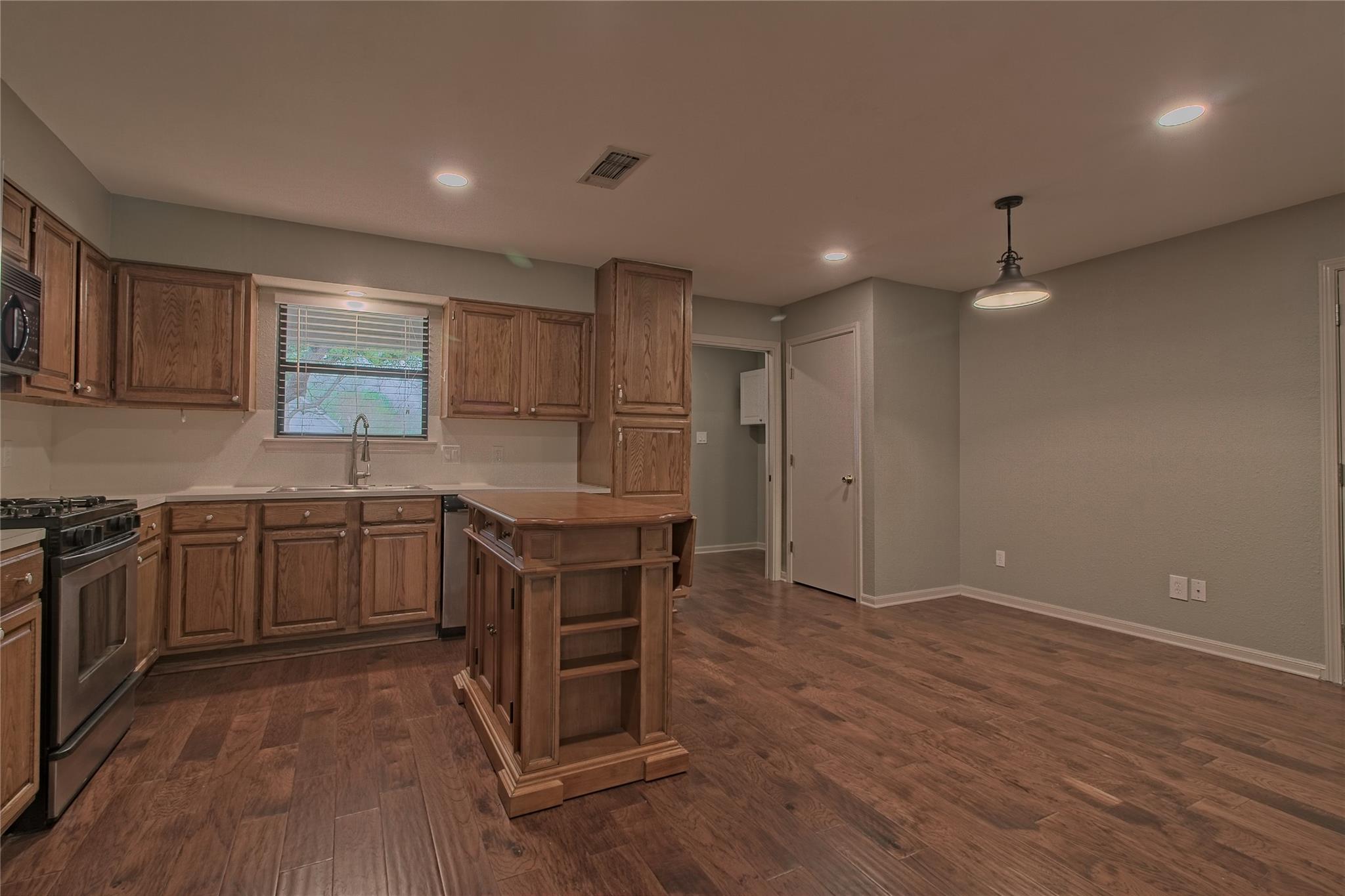 1102 Fowzer St E, Taylor, TX 76574