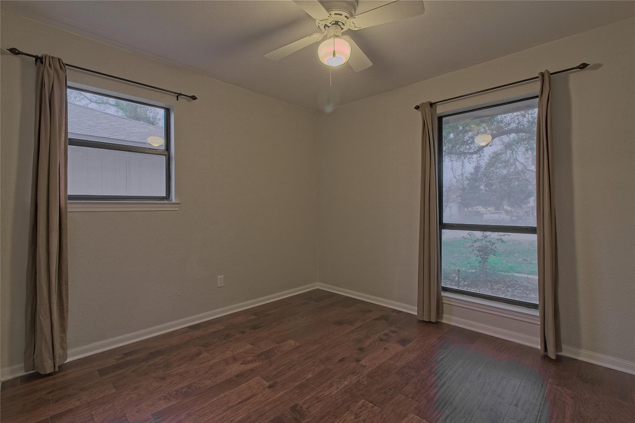 1102 Fowzer St E, Taylor, TX 76574