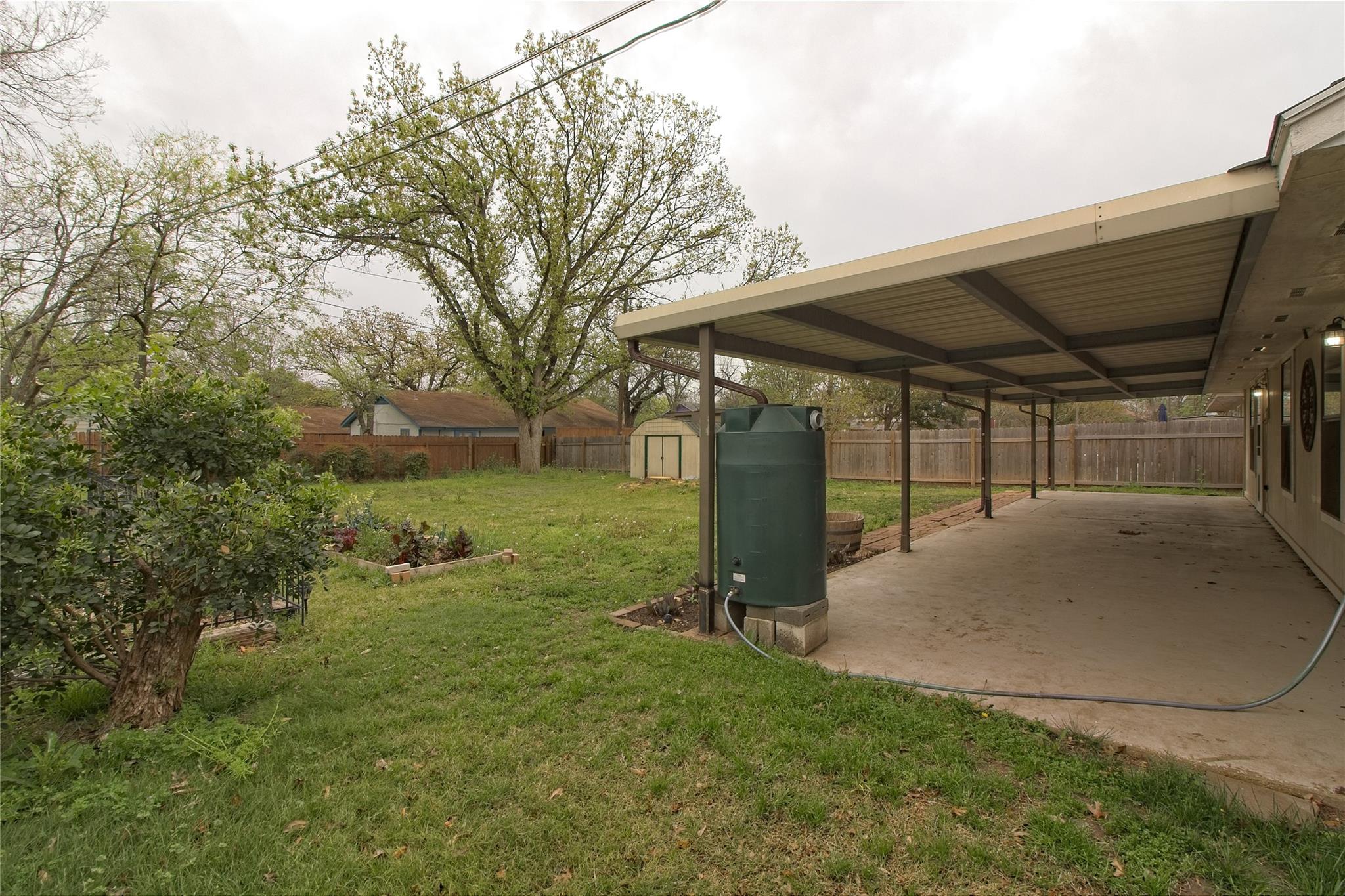 1102 Fowzer St E, Taylor, TX 76574