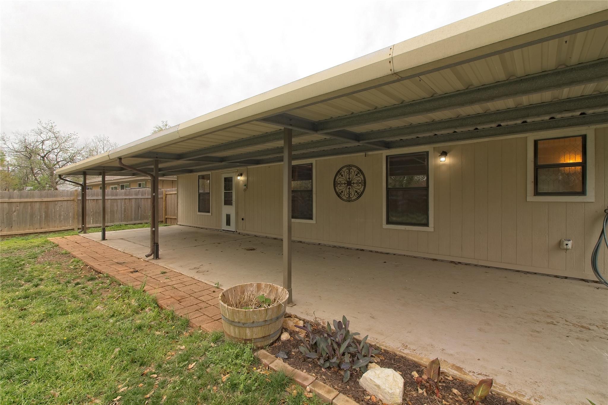 1102 Fowzer St E, Taylor, TX 76574