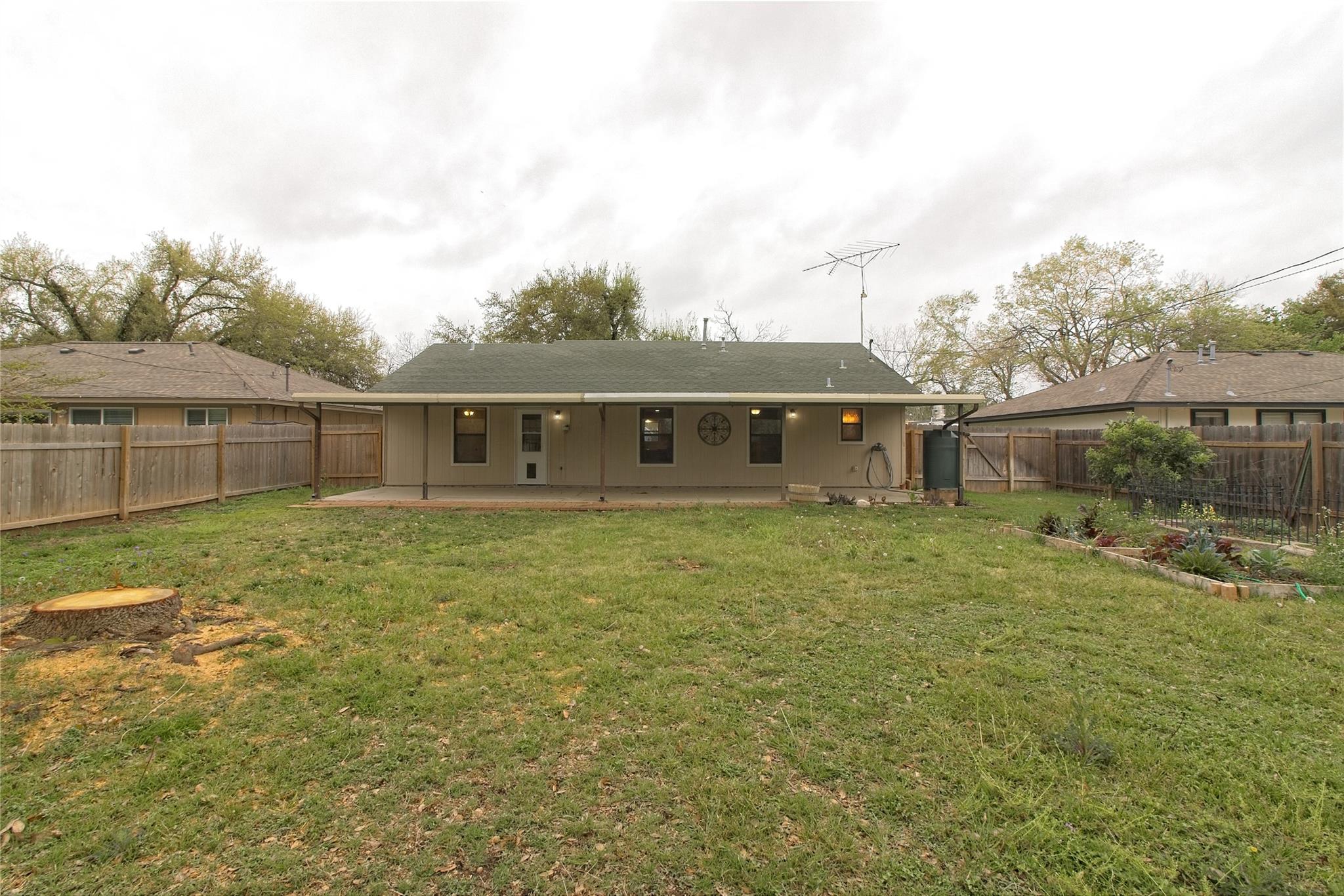 1102 Fowzer St E, Taylor, TX 76574
