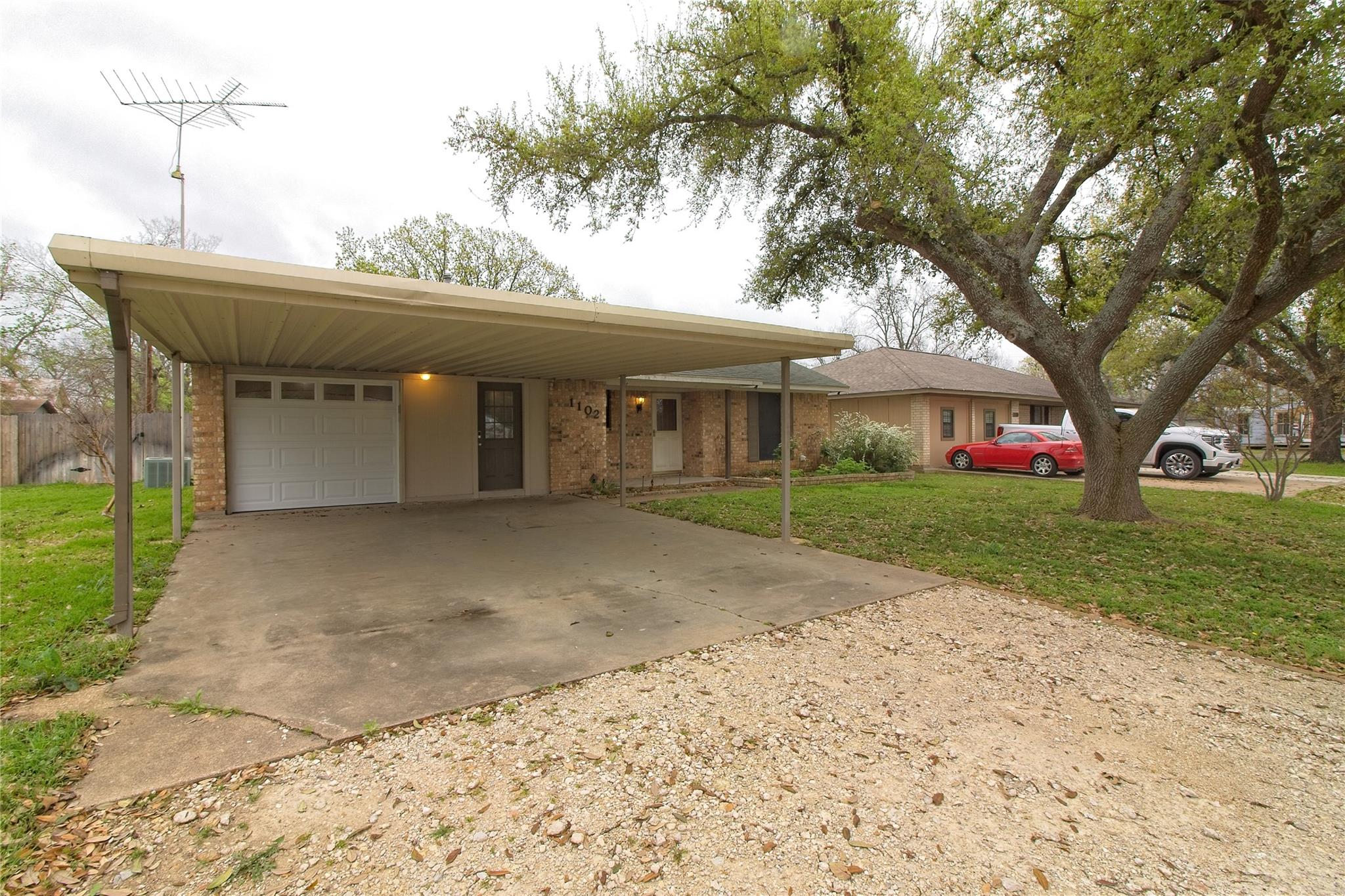 1102 Fowzer St E, Taylor, TX 76574