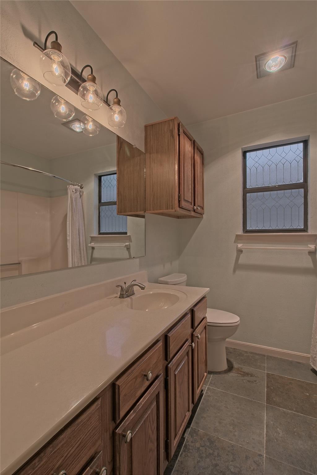 1102 Fowzer St E, Taylor, TX 76574