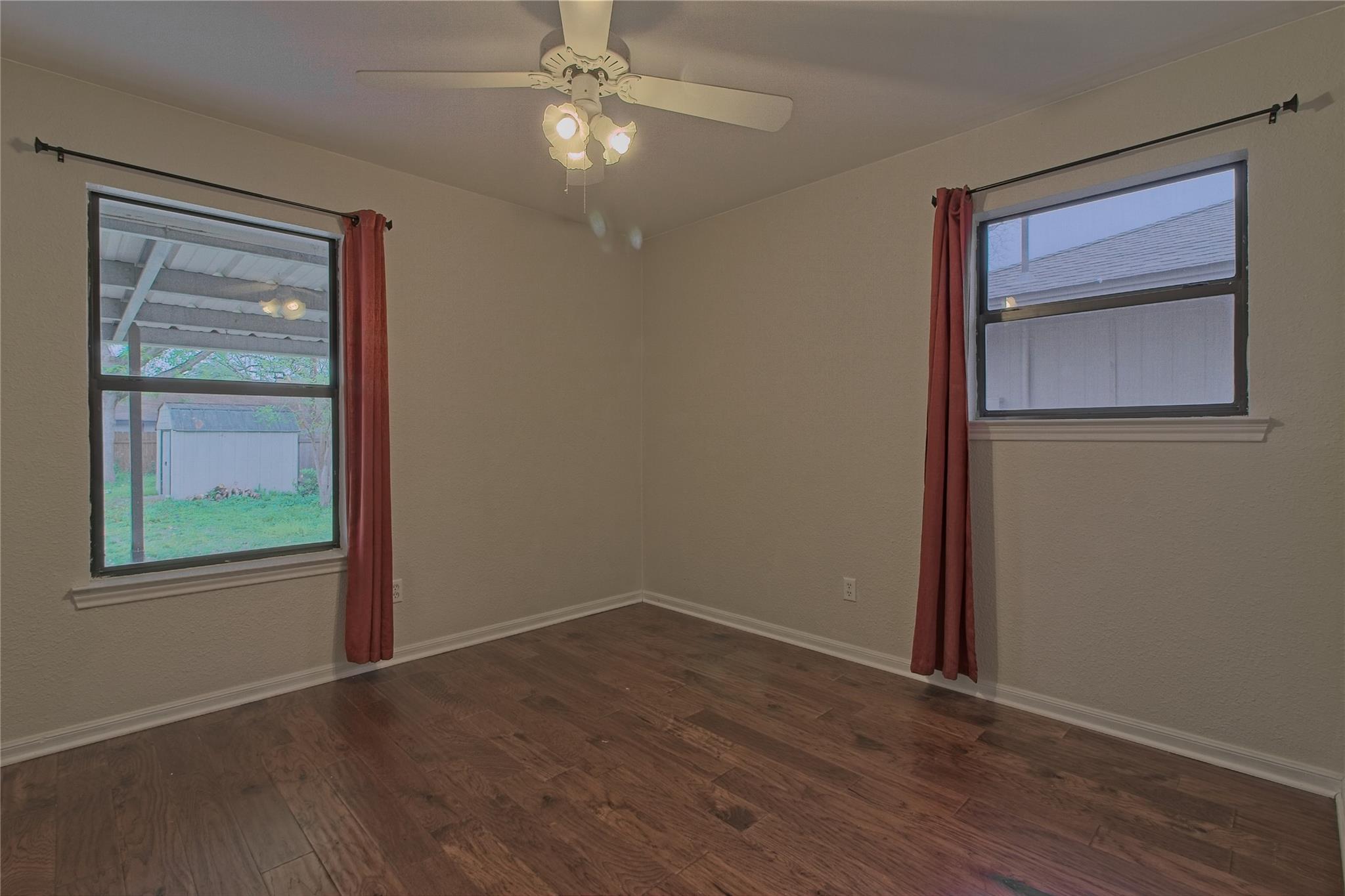 1102 Fowzer St E, Taylor, TX 76574