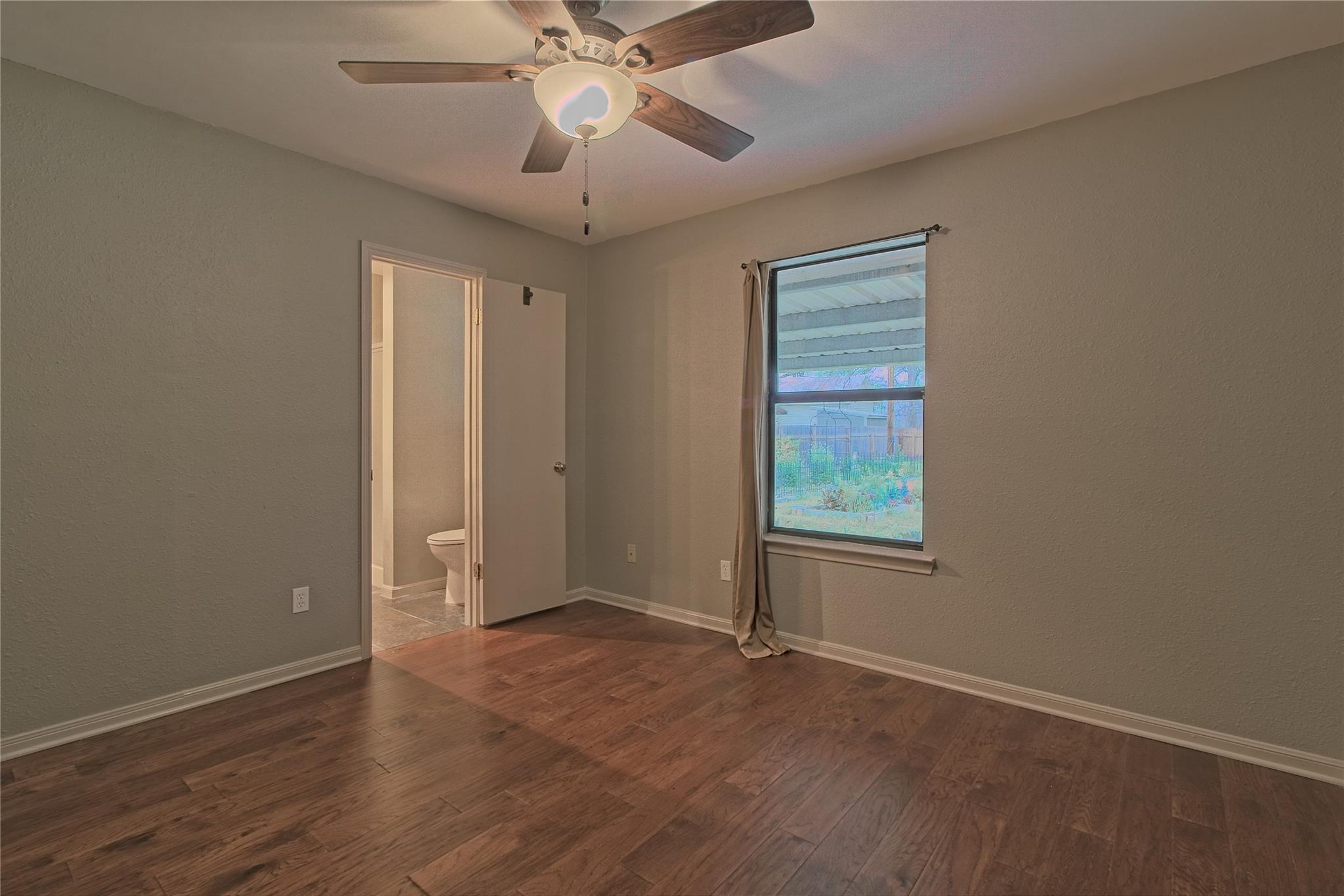 1102 Fowzer St E, Taylor, TX 76574